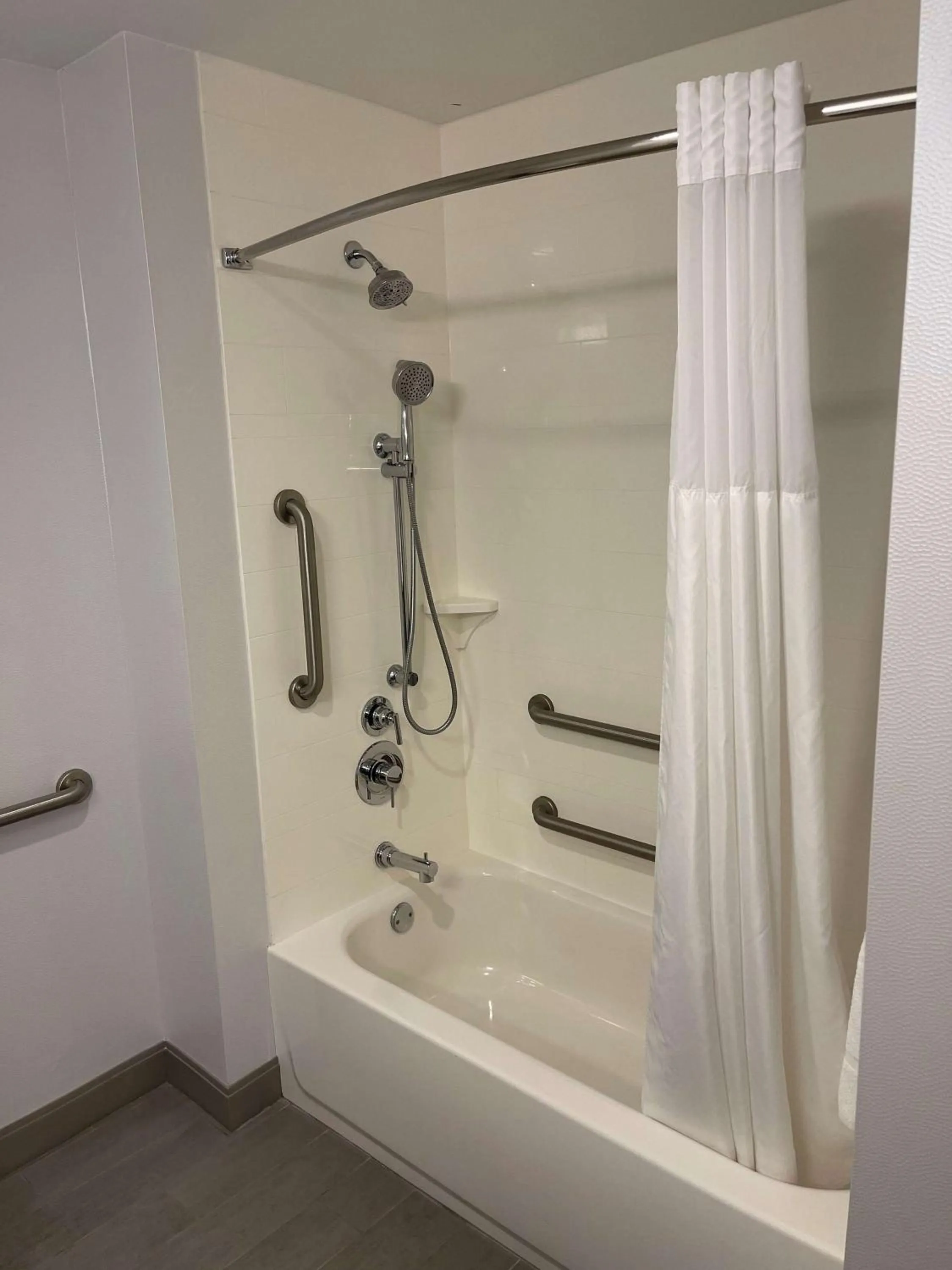 Bathroom in Hampton Inn Dunedin, Fl