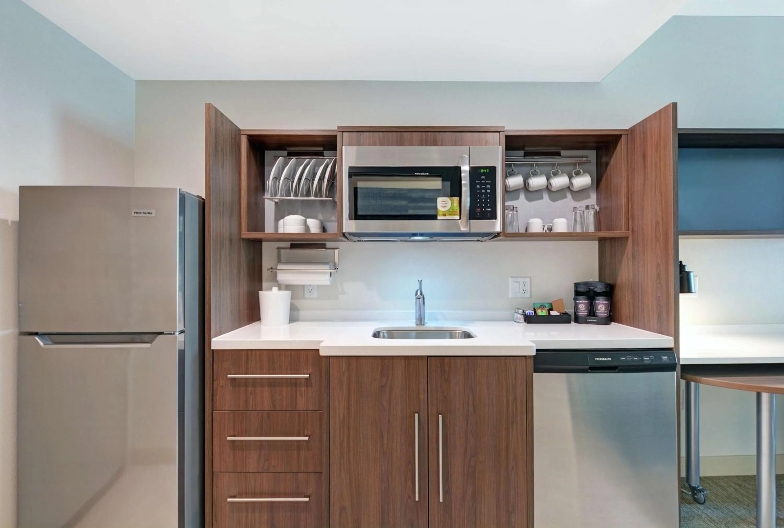 Kitchen or kitchenette in Home2 Suites By Hilton Bettendorf Quad Cities