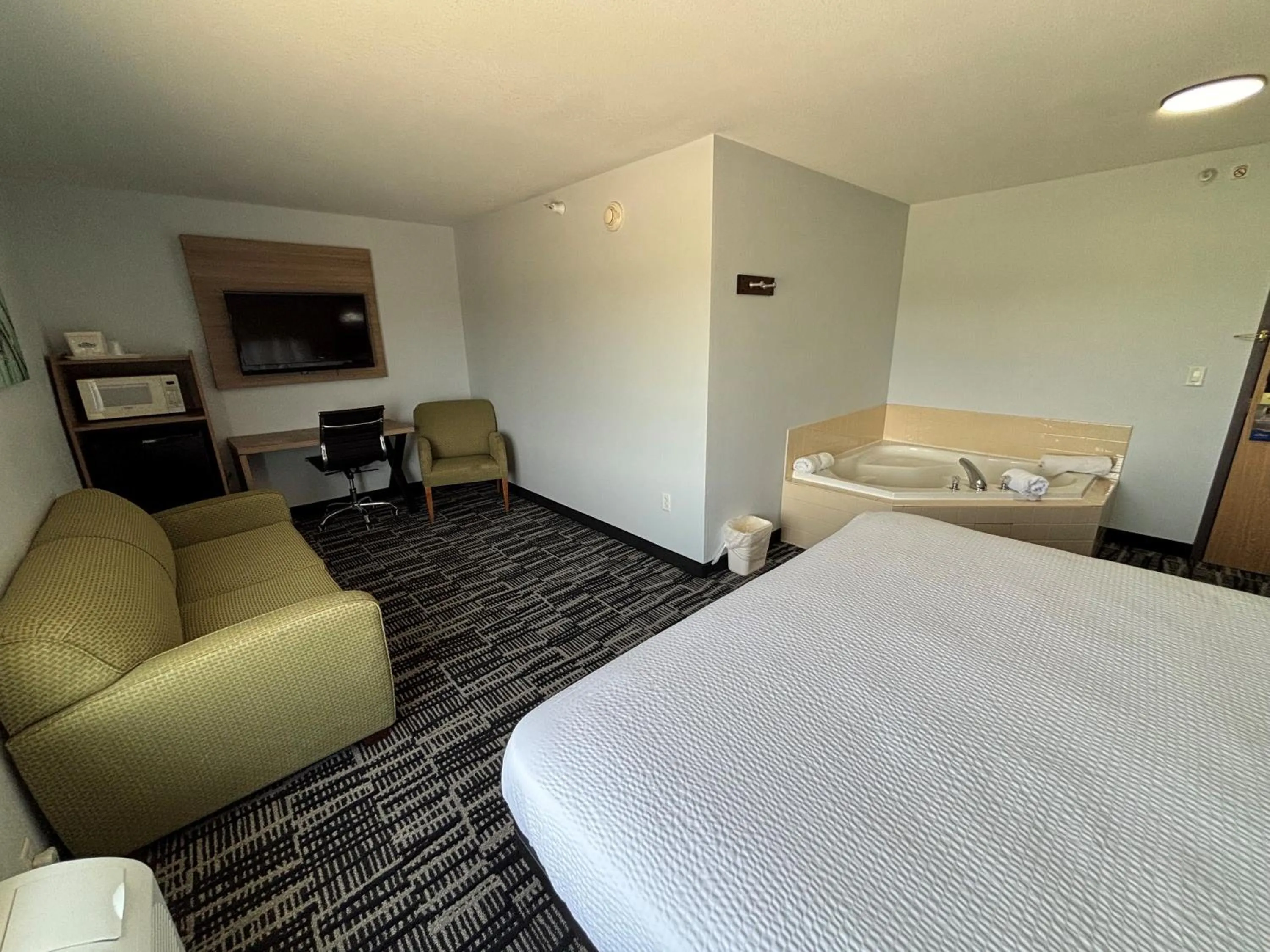 Bed in Baymont by Wyndham Jacksonville