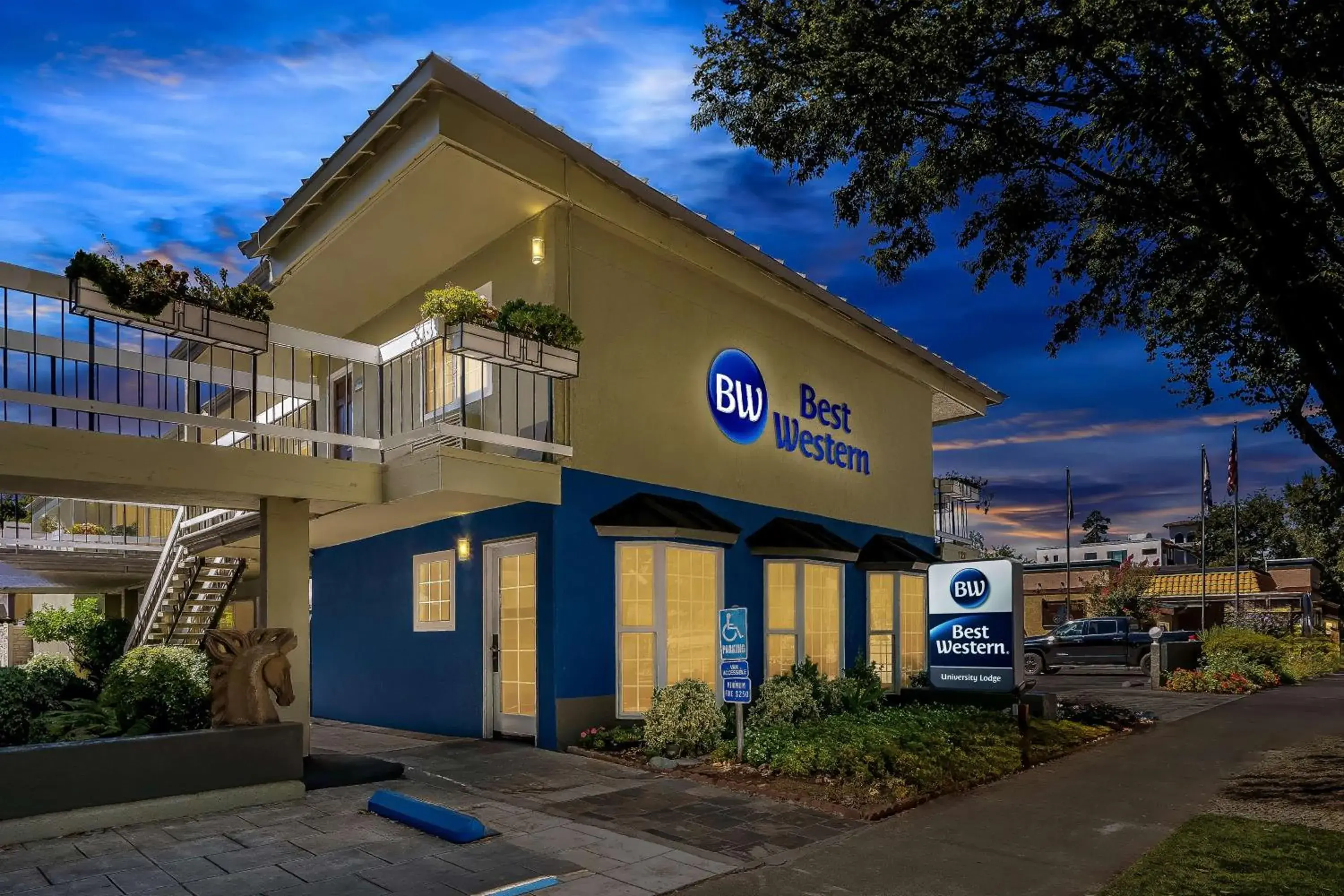 Property building in Best Western University Lodge Property building in Best Western University Lodge