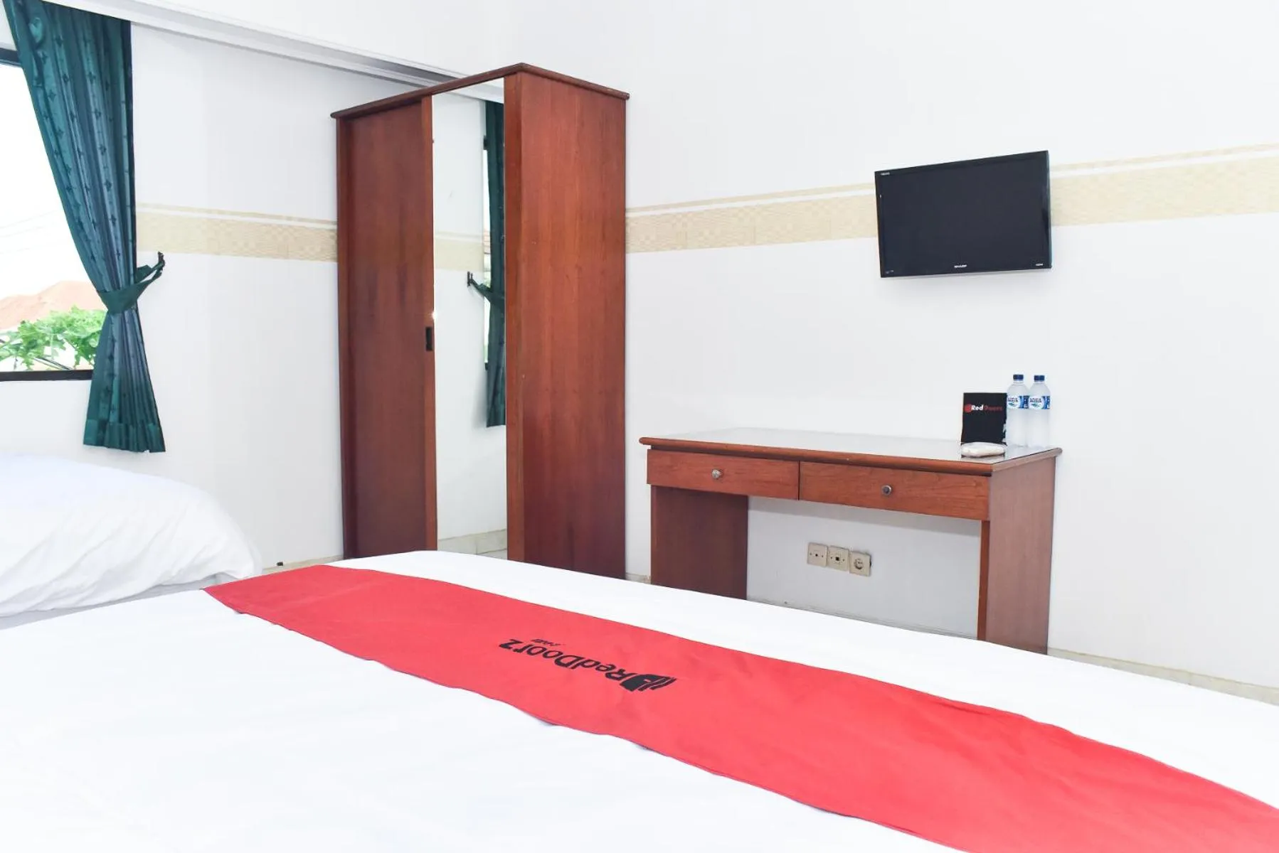 Photo of the whole room, Bed in RedDoorz near Lenmarc Mall Surabaya