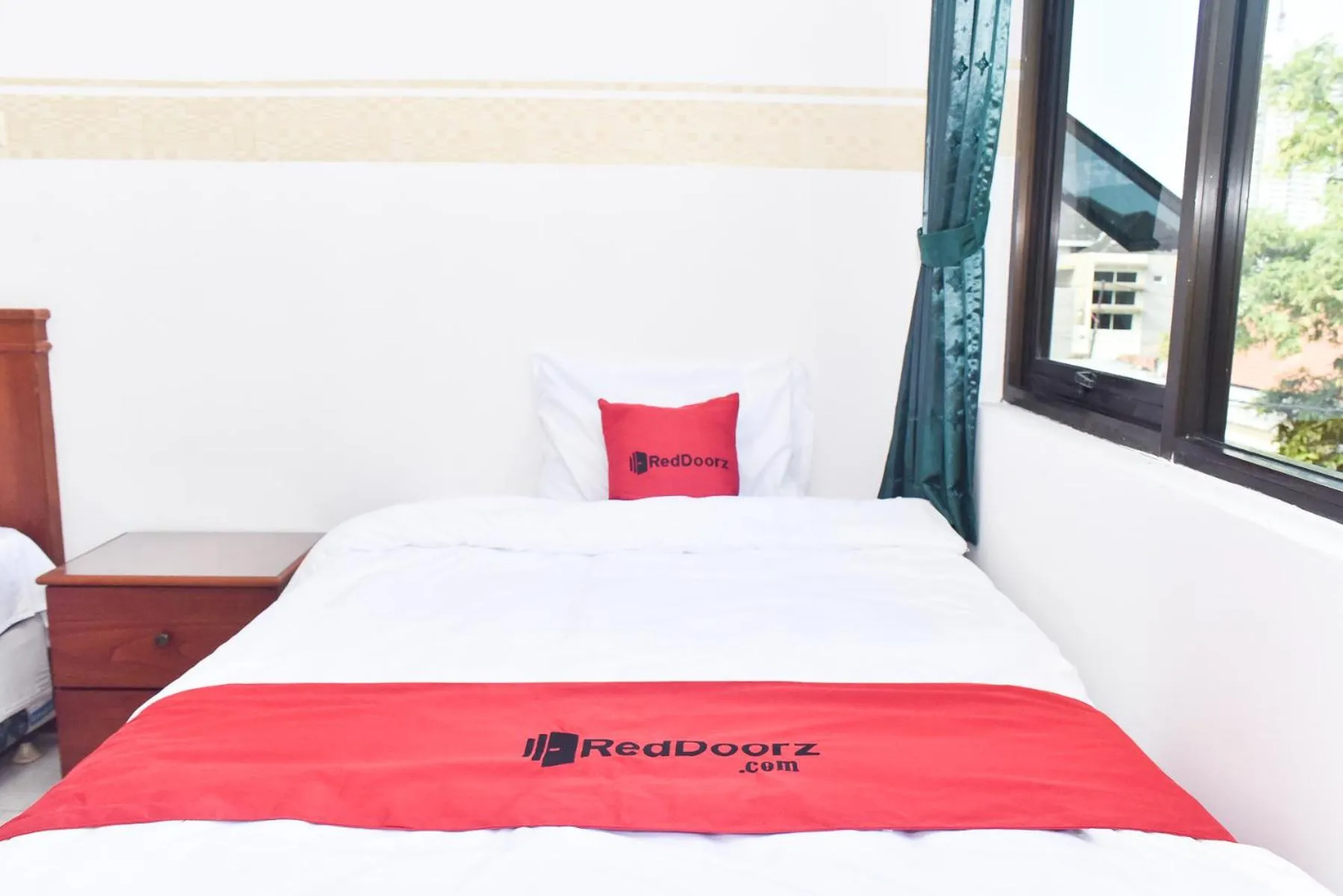 Photo of the whole room, Bed in RedDoorz near Lenmarc Mall Surabaya