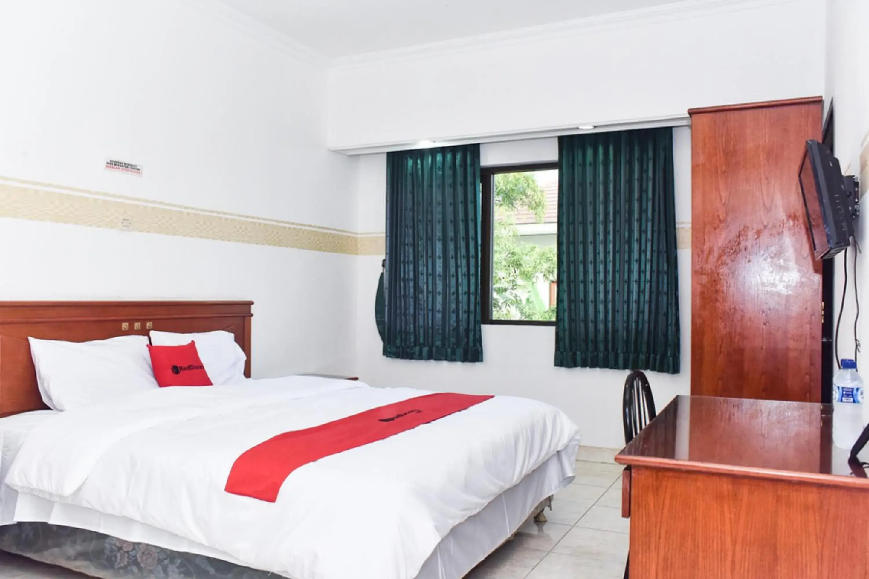 Bed in RedDoorz near Lenmarc Mall Surabaya