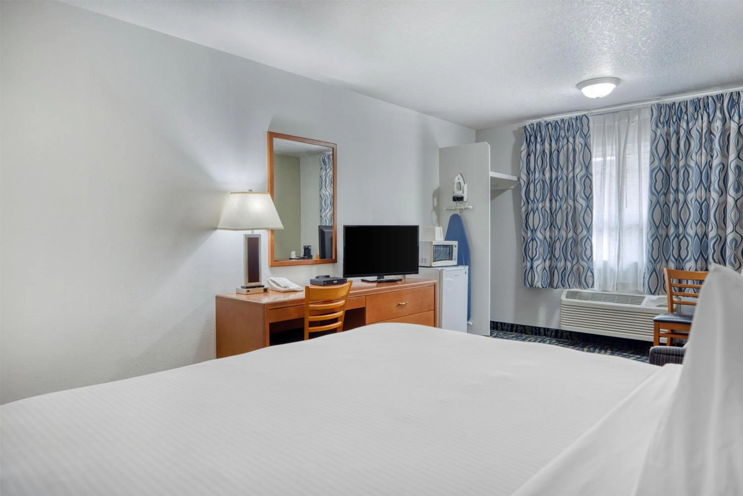 Bedroom, Bed in SureStay Plus Hotel by Best Western Lethbridge