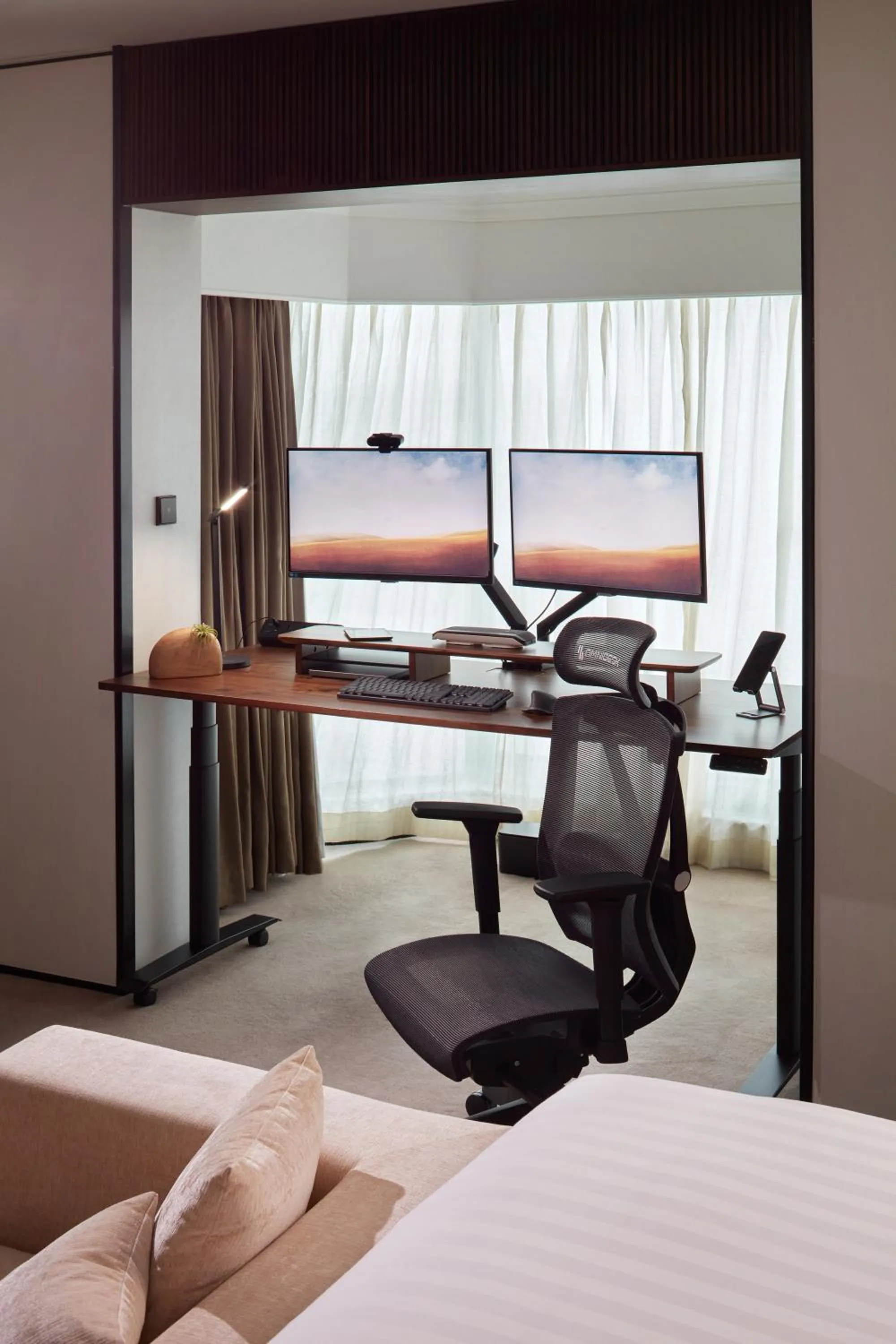 Bedroom, Bed in Shangri-La Singapore