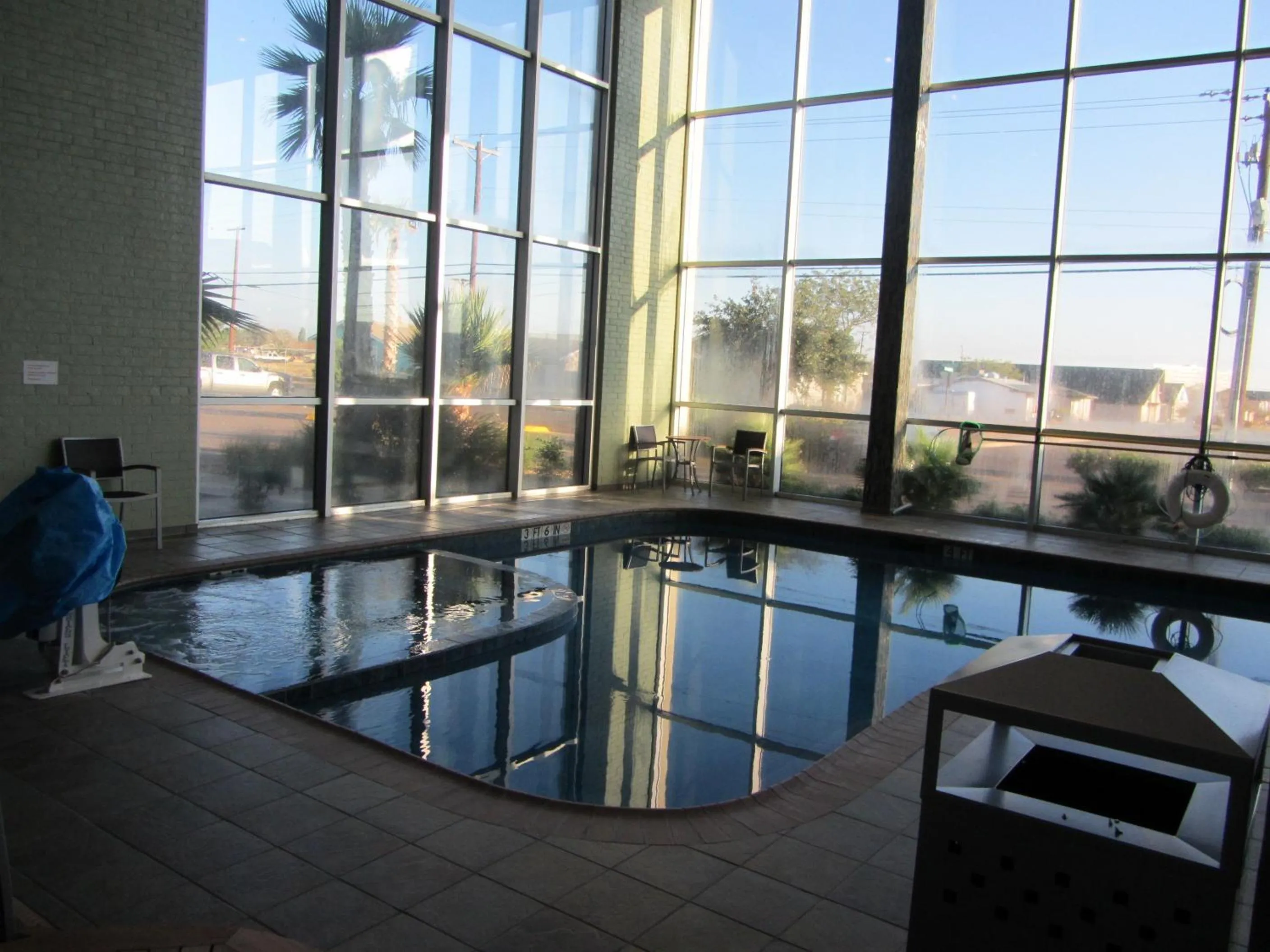 Swimming pool in Wyndham Garden Midland