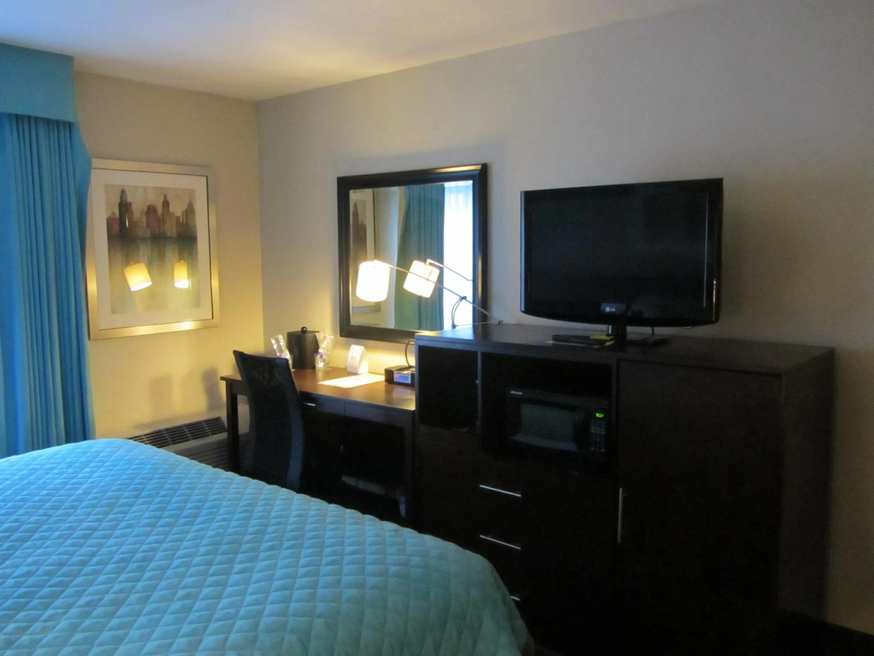 Bedroom, Bed in Wyndham Garden Midland