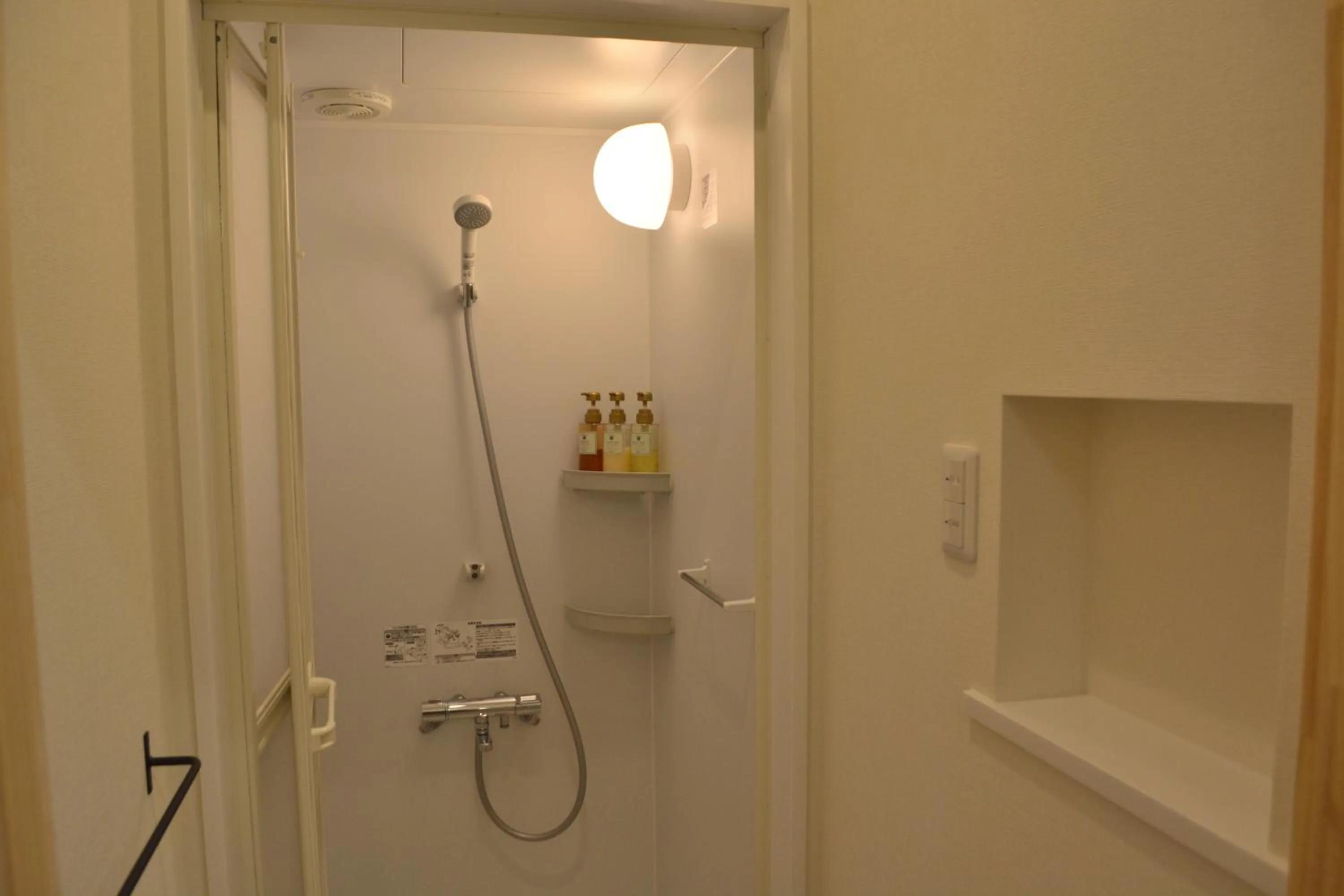 Shower in BED N CHILL Shippoya 七宝屋