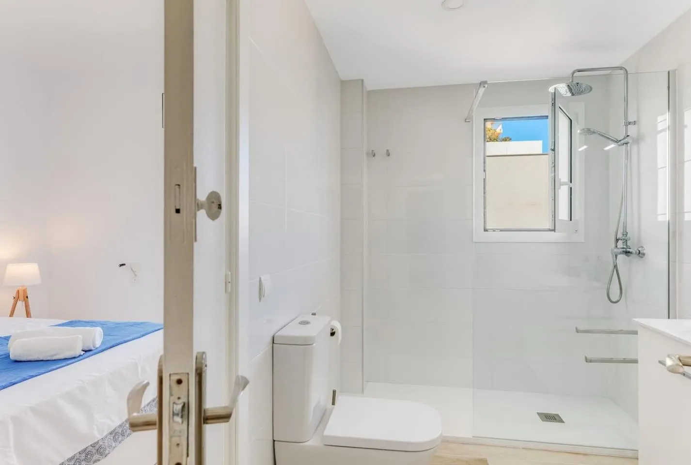 Shower, Bed in Flateli Sant Antoni 1