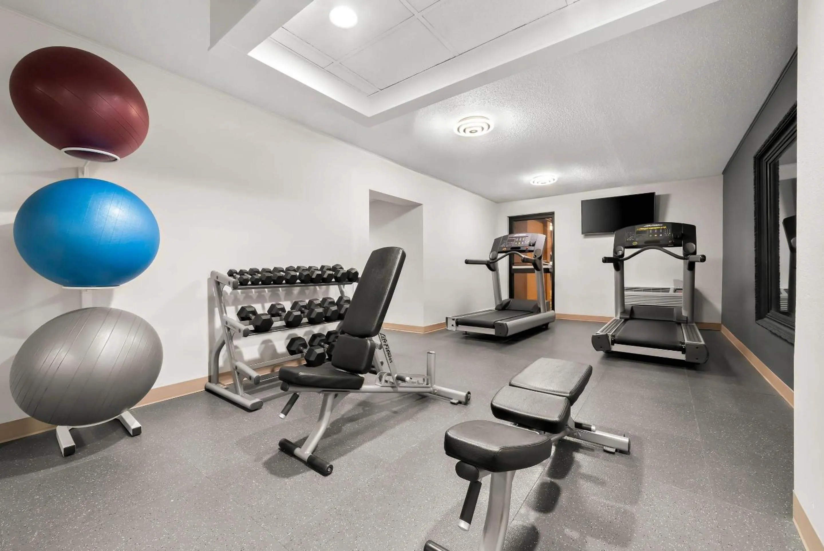 Fitness centre/facilities in Suburban Studios, Kearney