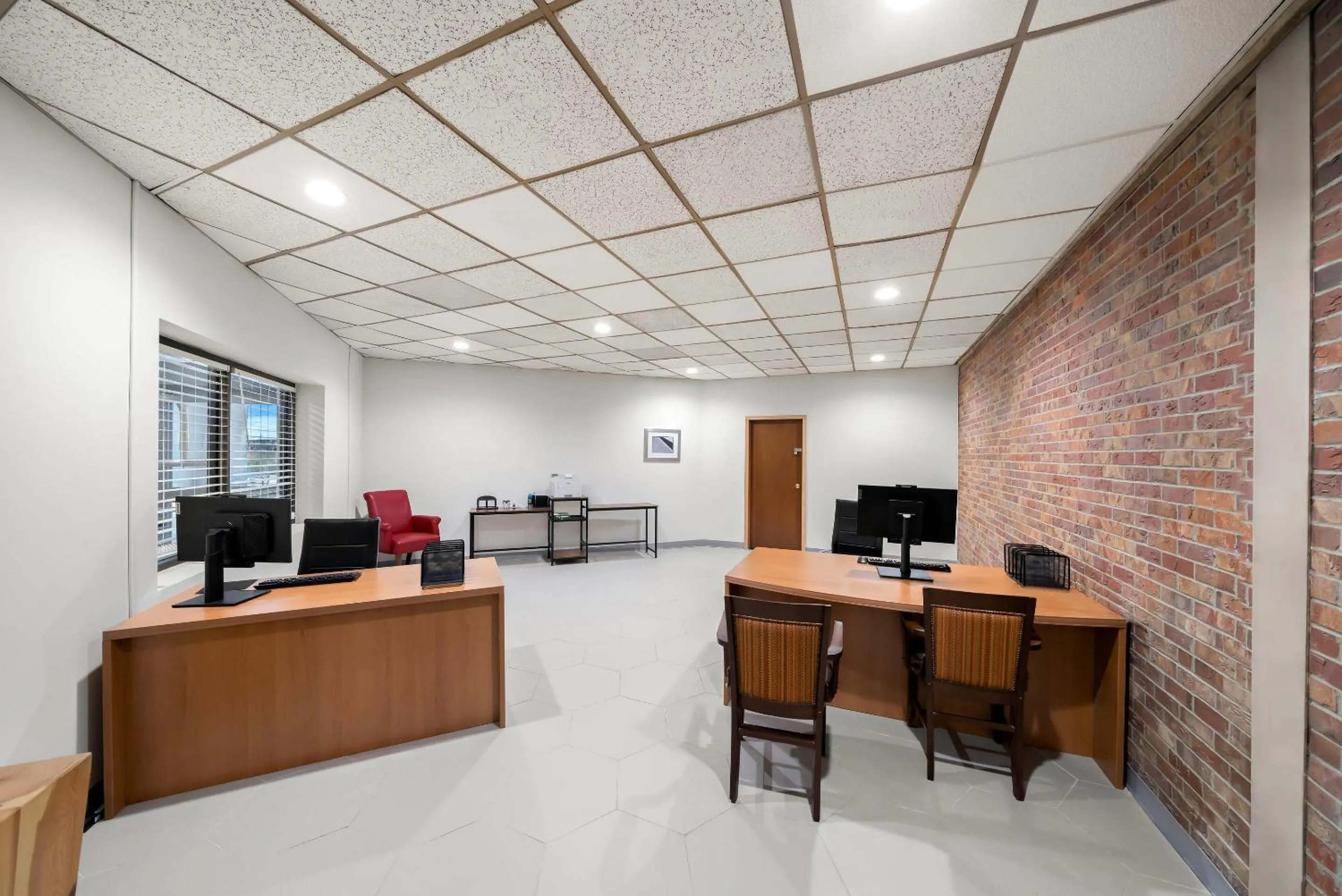 Business facilities in Suburban Studios, Kearney