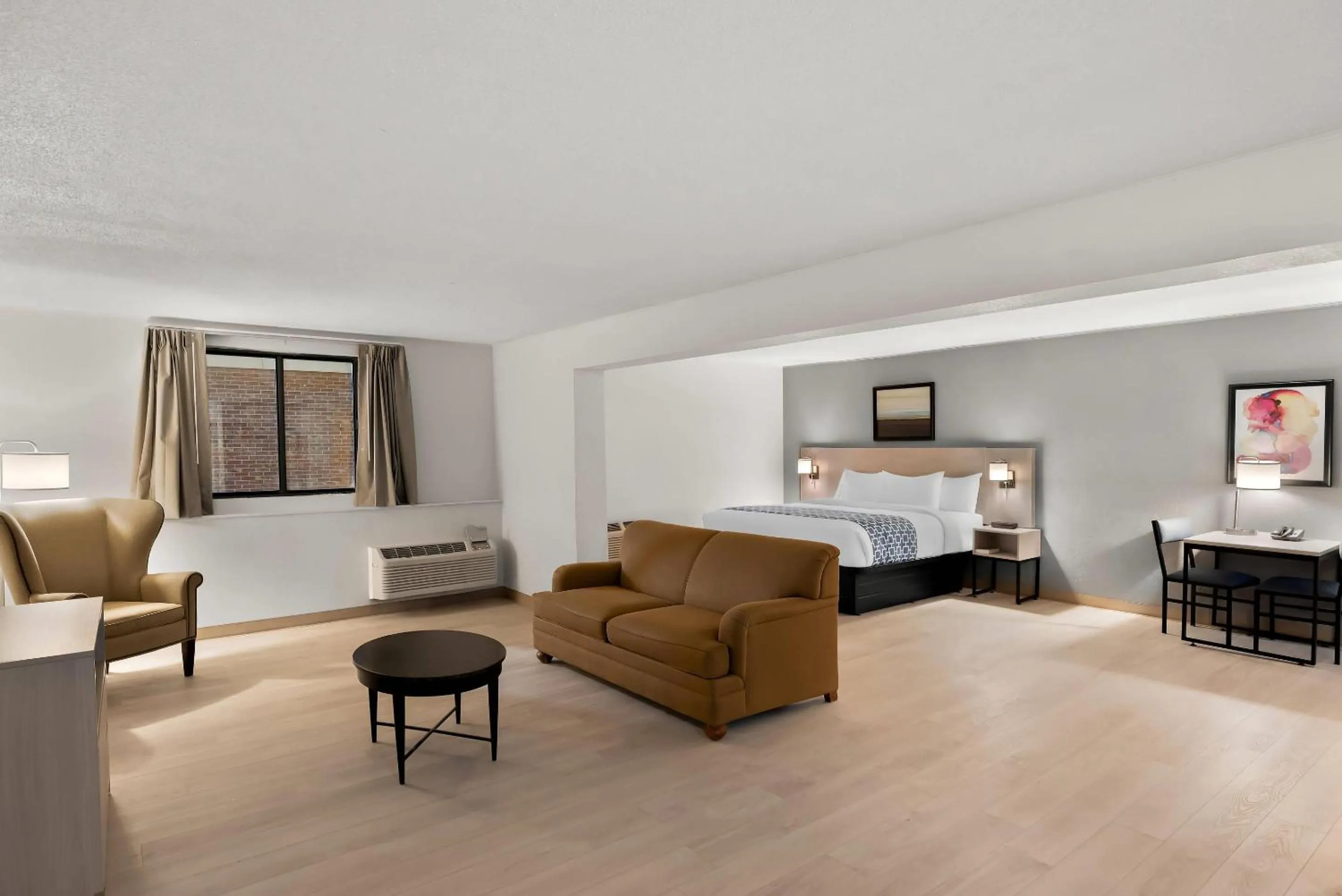 Bedroom, Bed in Suburban Studios, Kearney