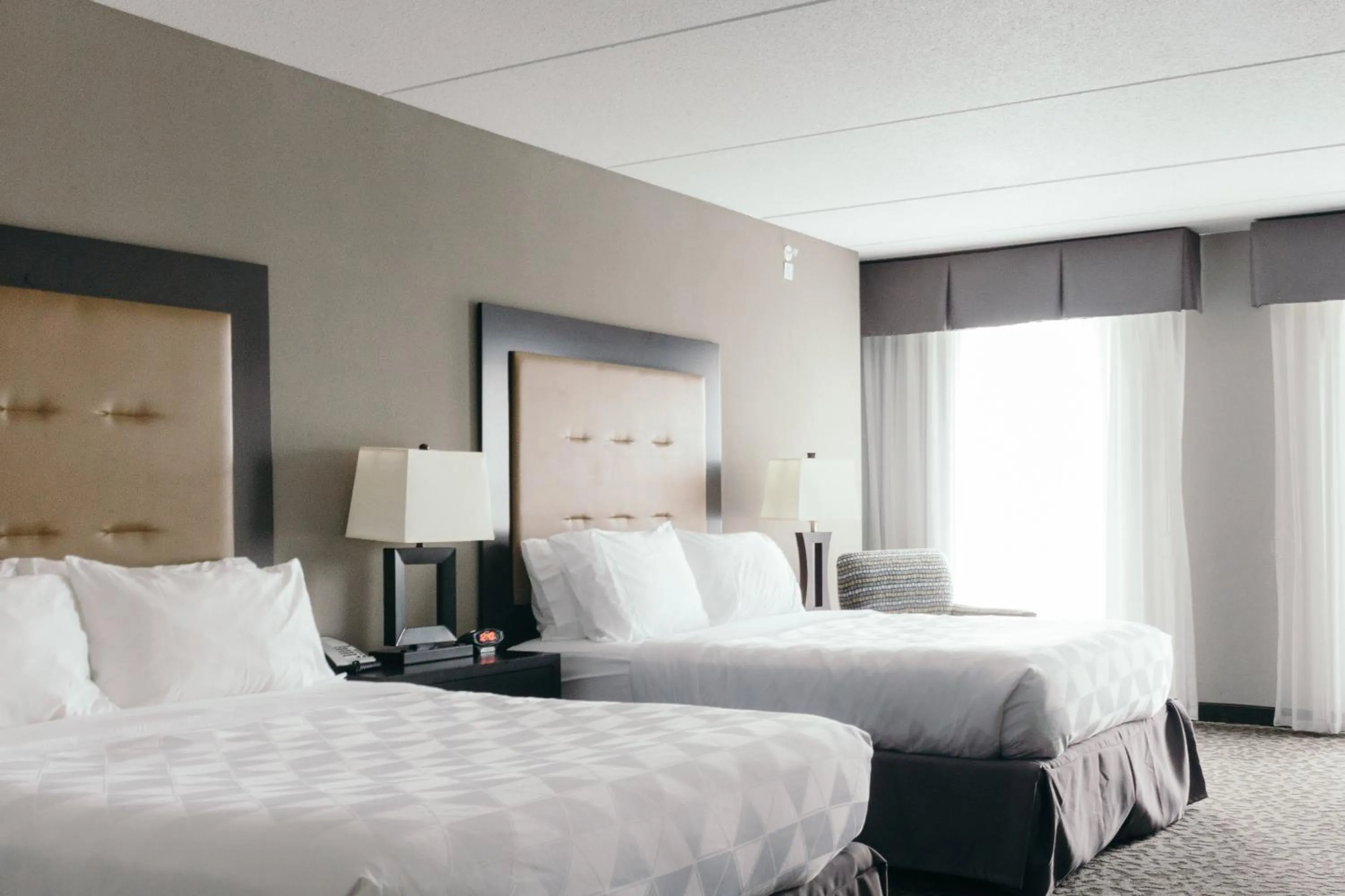 Photo of the whole room, Bed in Holiday Inn and Suites East Peoria by IHG