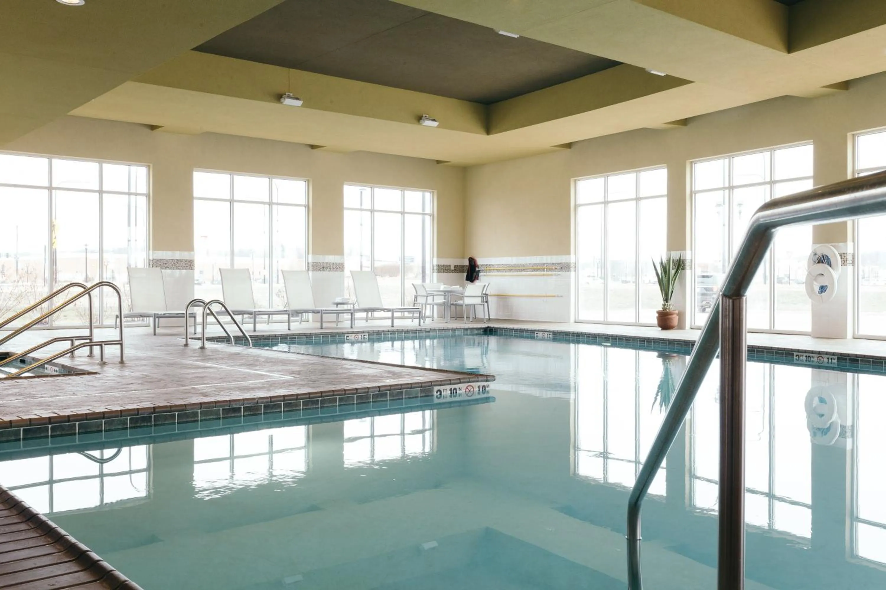 Swimming pool in Holiday Inn and Suites East Peoria by IHG