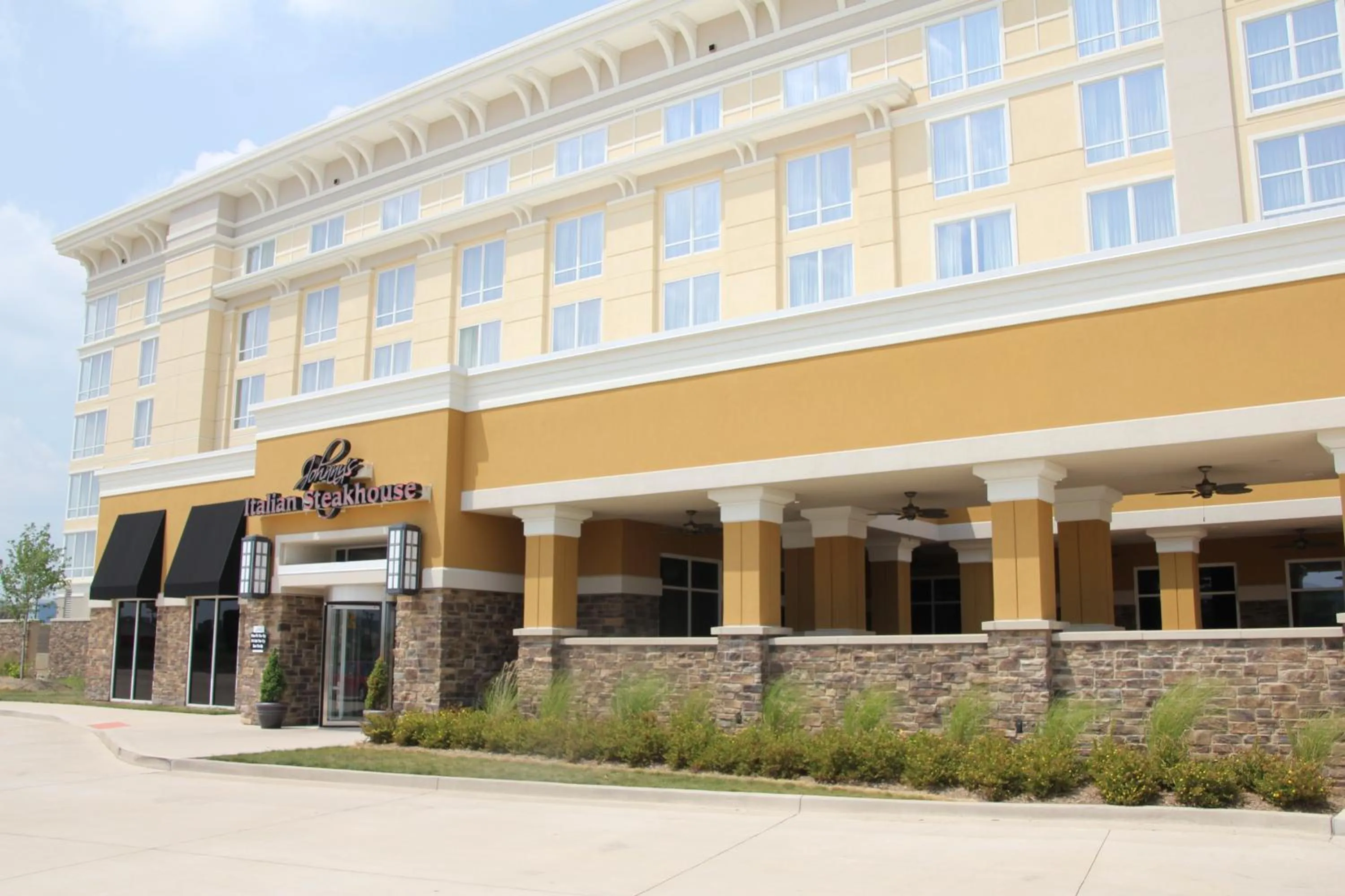 Property building in Holiday Inn and Suites East Peoria by IHG