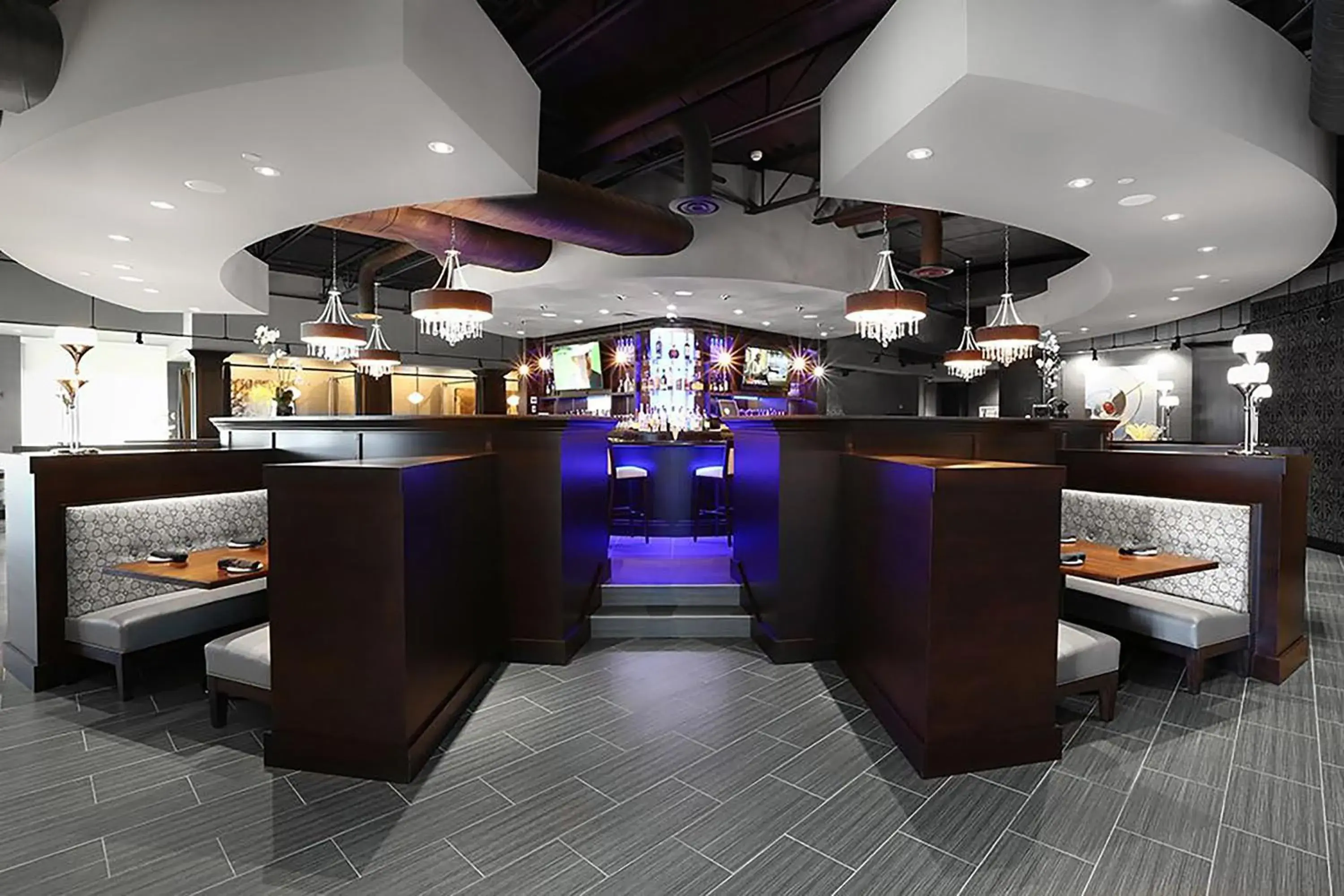 Lounge or bar in Holiday Inn and Suites East Peoria by IHG Lounge or bar in Holiday Inn and Suites East Peoria by IHG