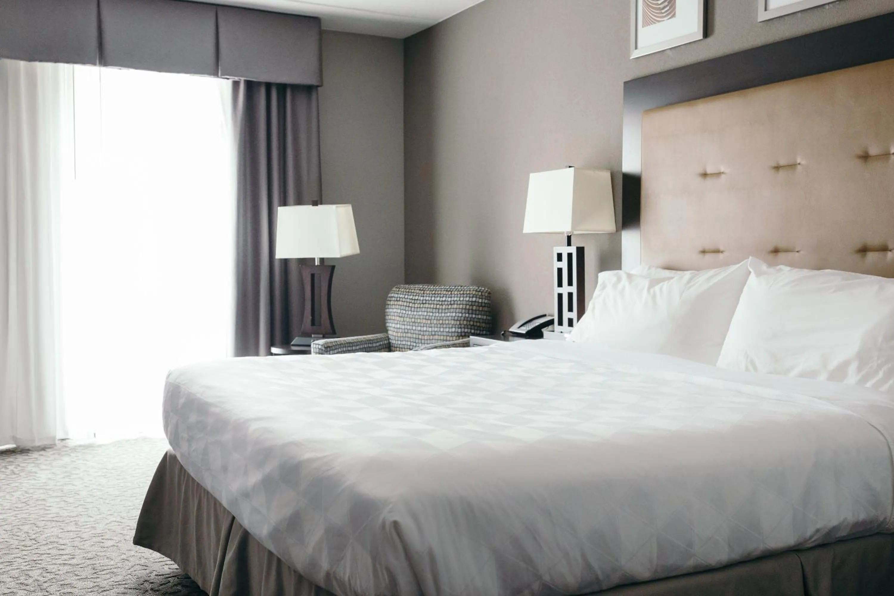 Photo of the whole room, Bed in Holiday Inn and Suites East Peoria by IHG