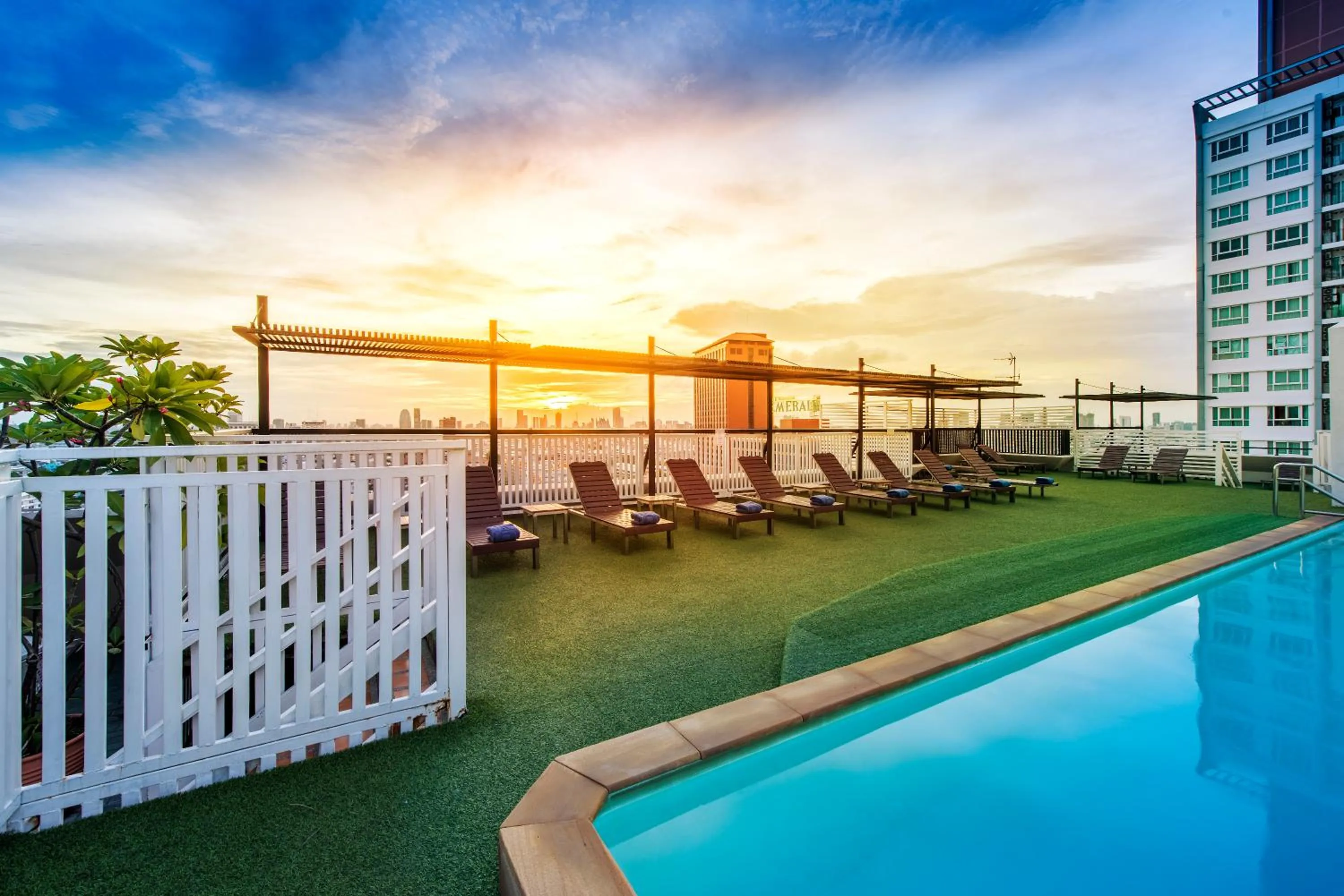 Swimming pool in Graph Hotels Bangkok