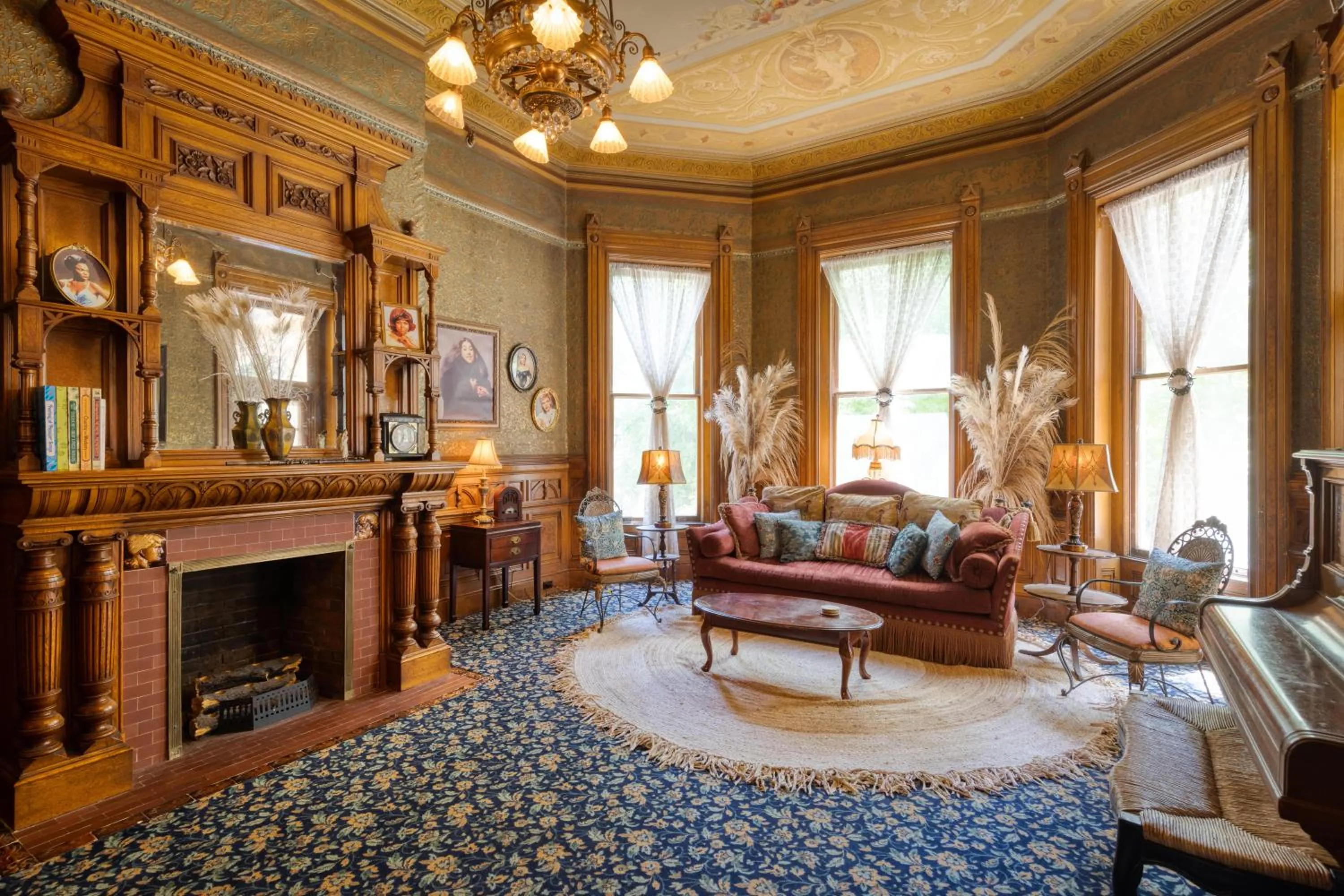 Living room in HI Sacramento Hostel