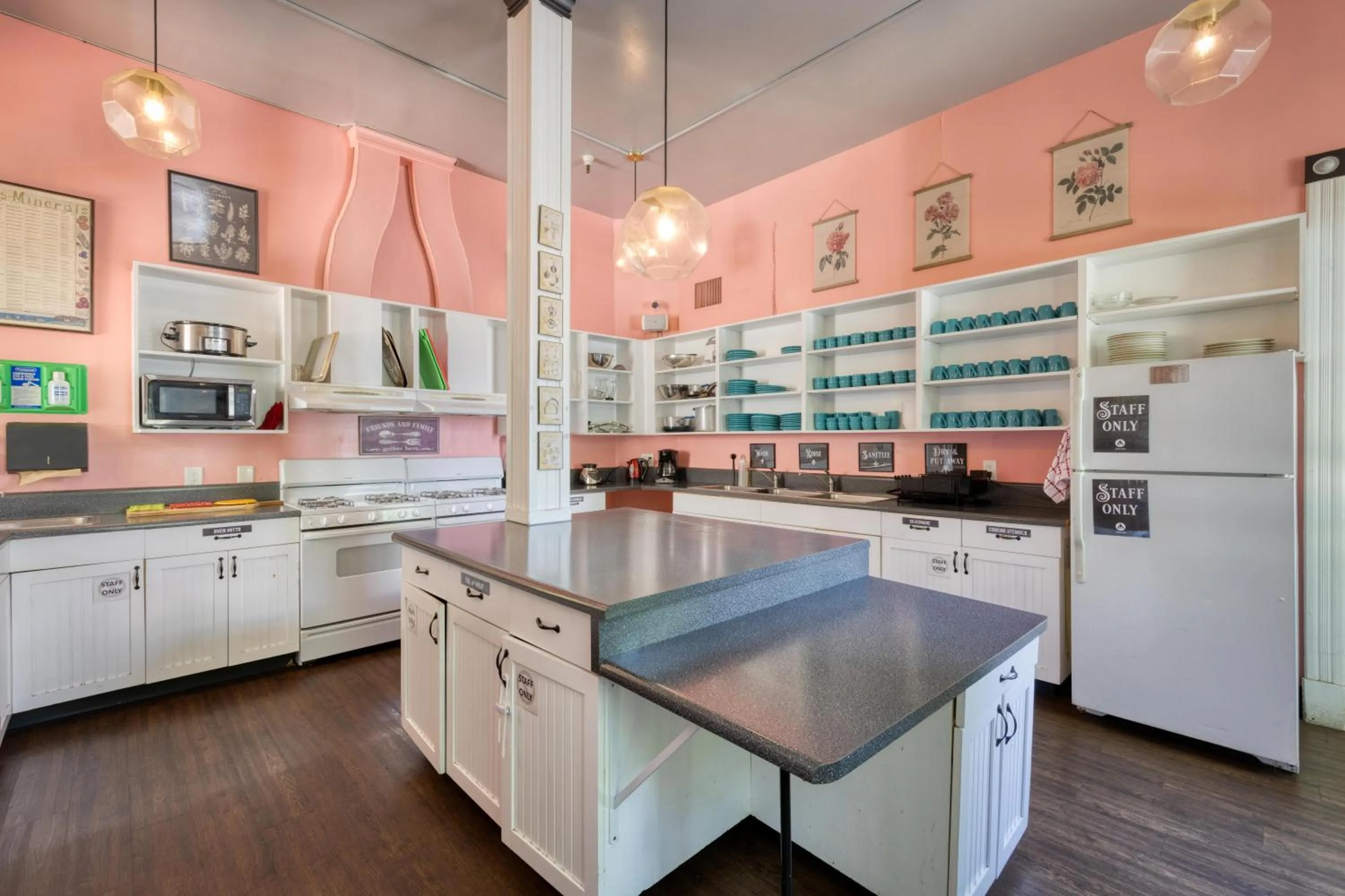 Kitchen or kitchenette in HI Sacramento Hostel