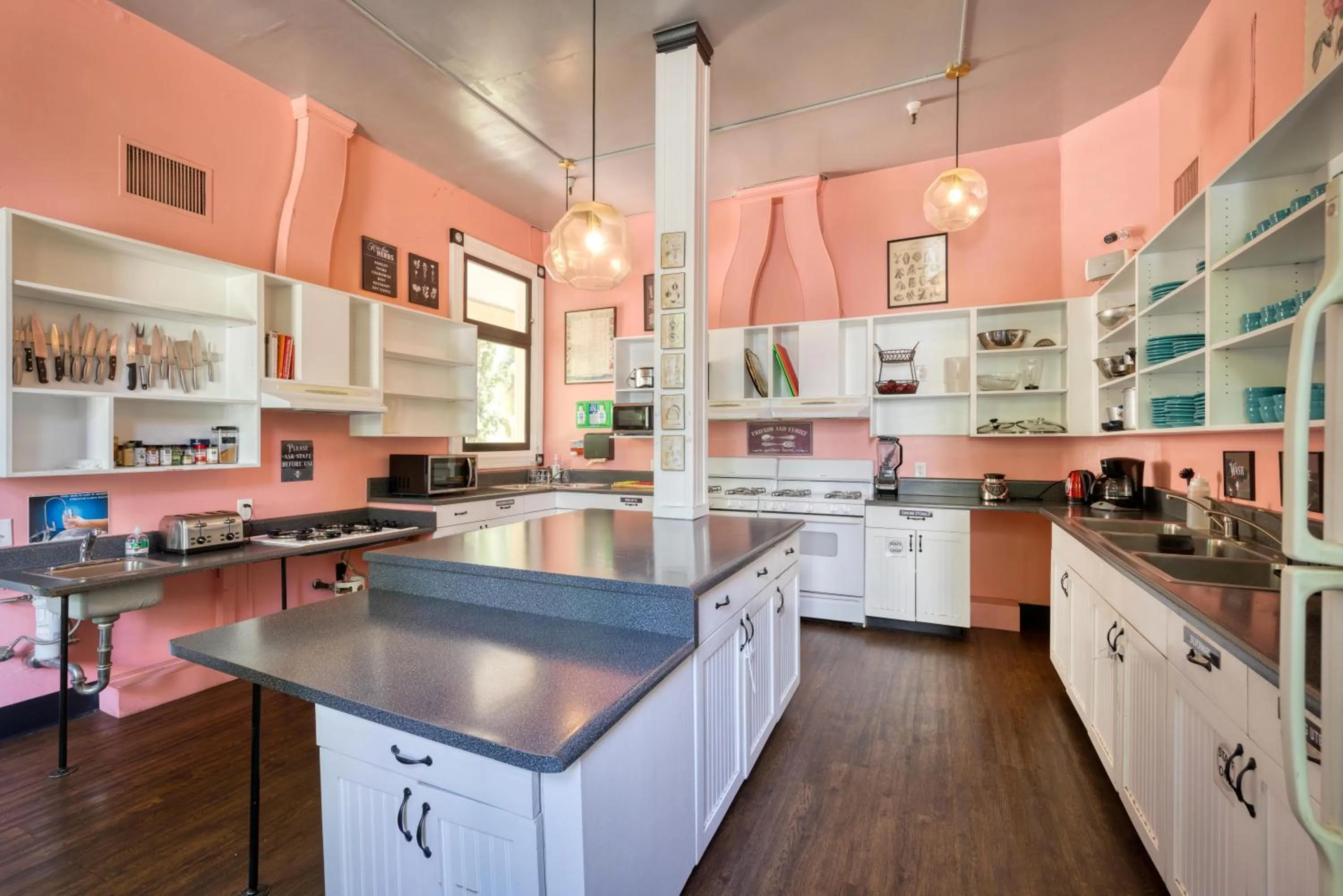 Kitchen or kitchenette in HI Sacramento Hostel