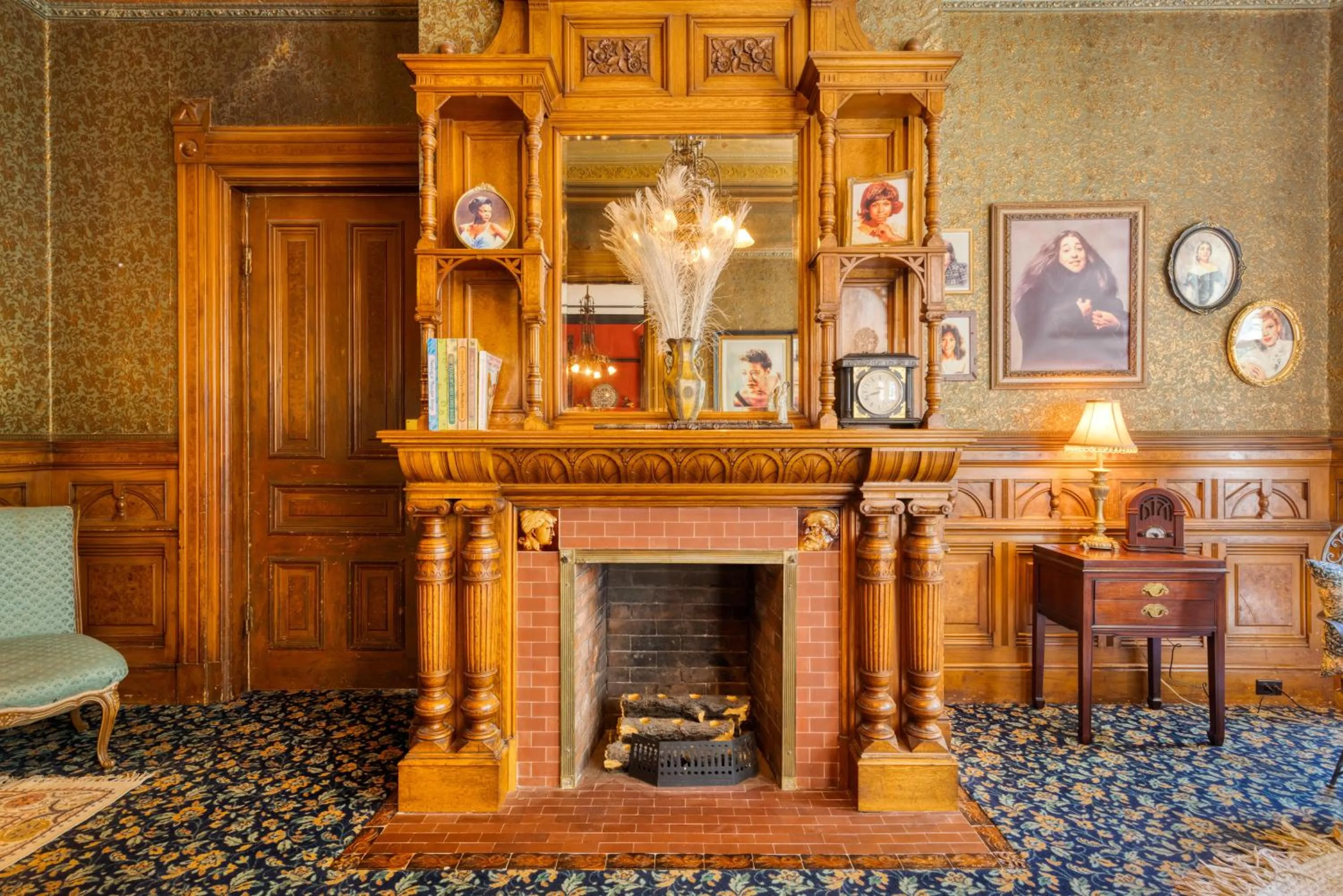 Living room in HI Sacramento Hostel