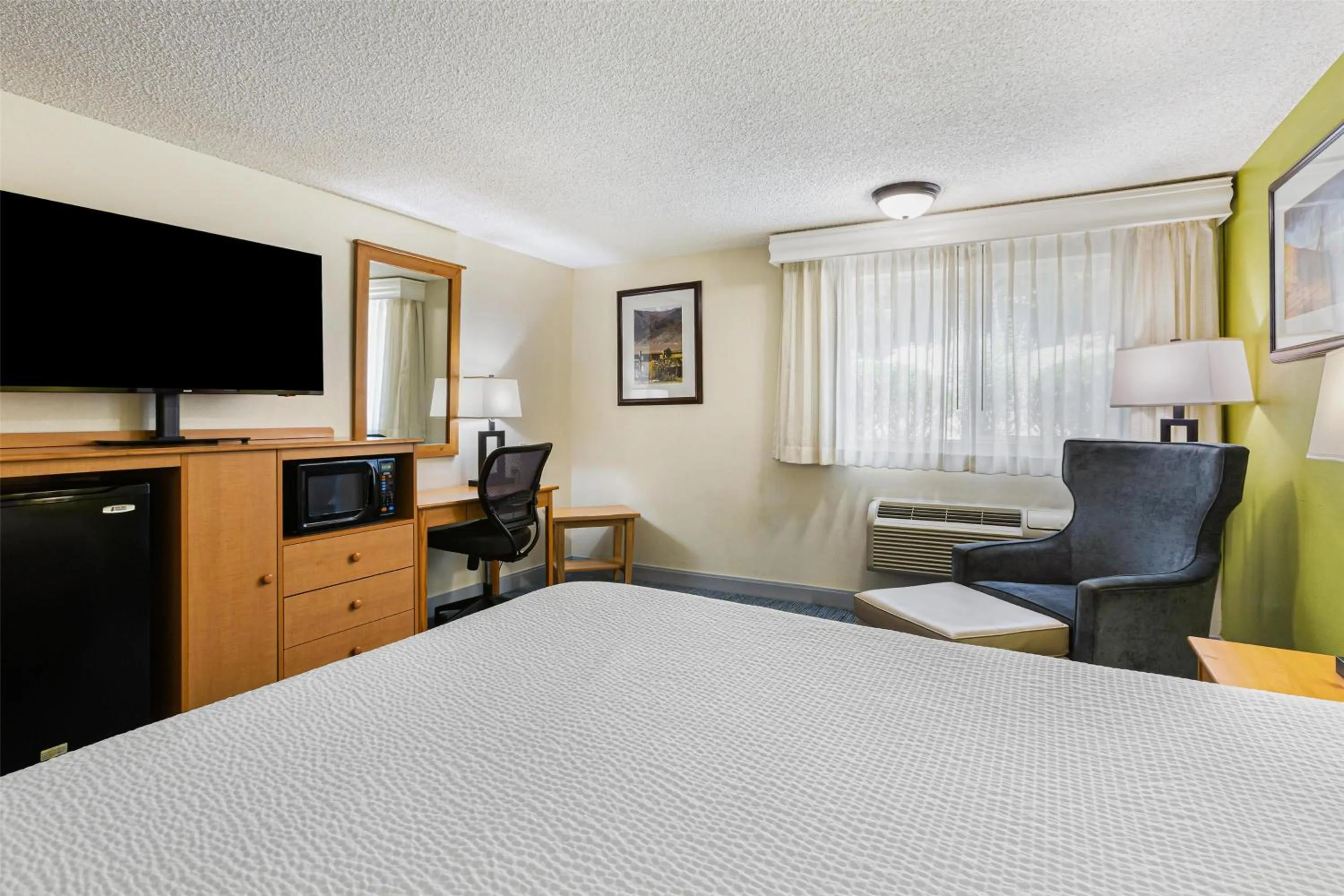 Bedroom, Bed in Best Western Hi-Desert Inn