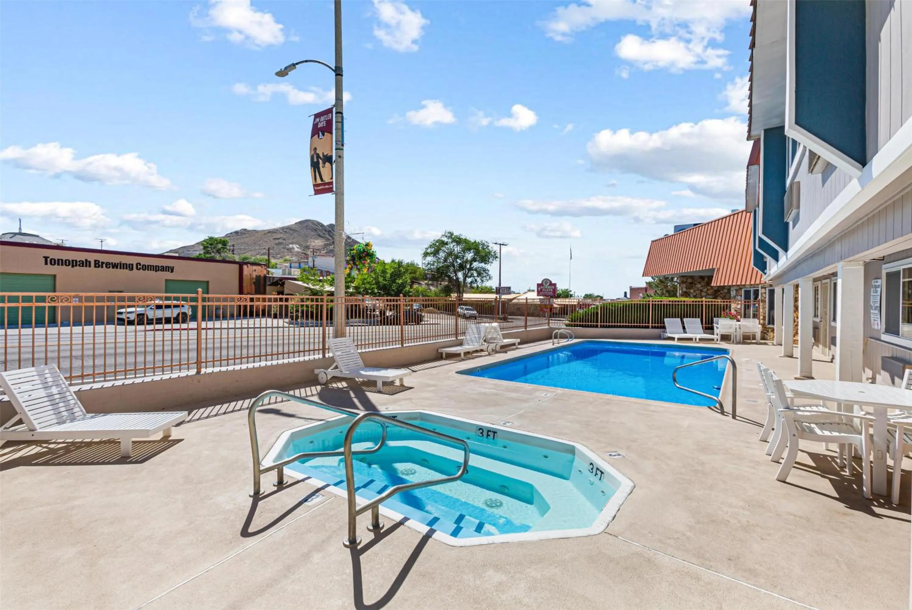 Pool view in Best Western Hi-Desert Inn