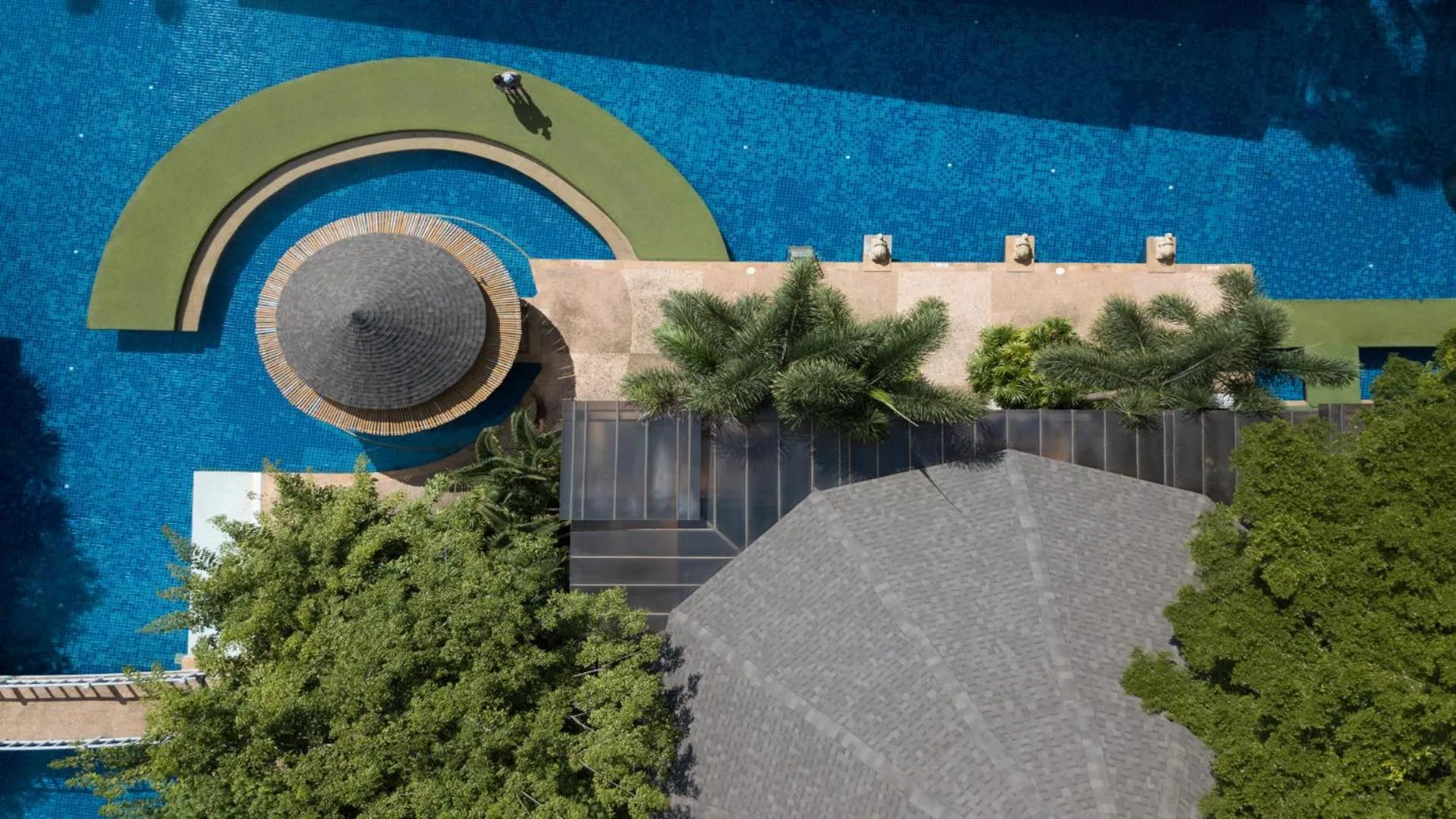 Swimming pool in Chada Lanta Beach Resort