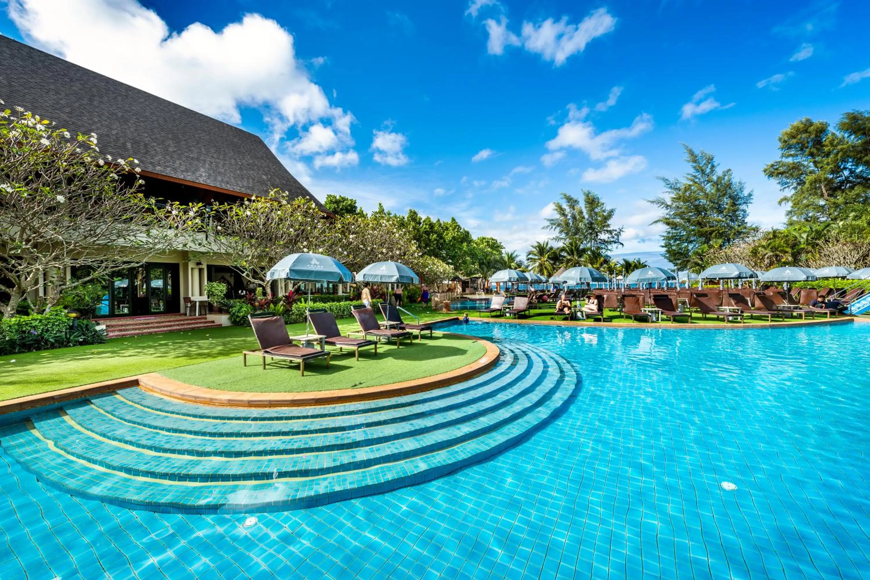 Swimming pool in Chada Lanta Beach Resort
