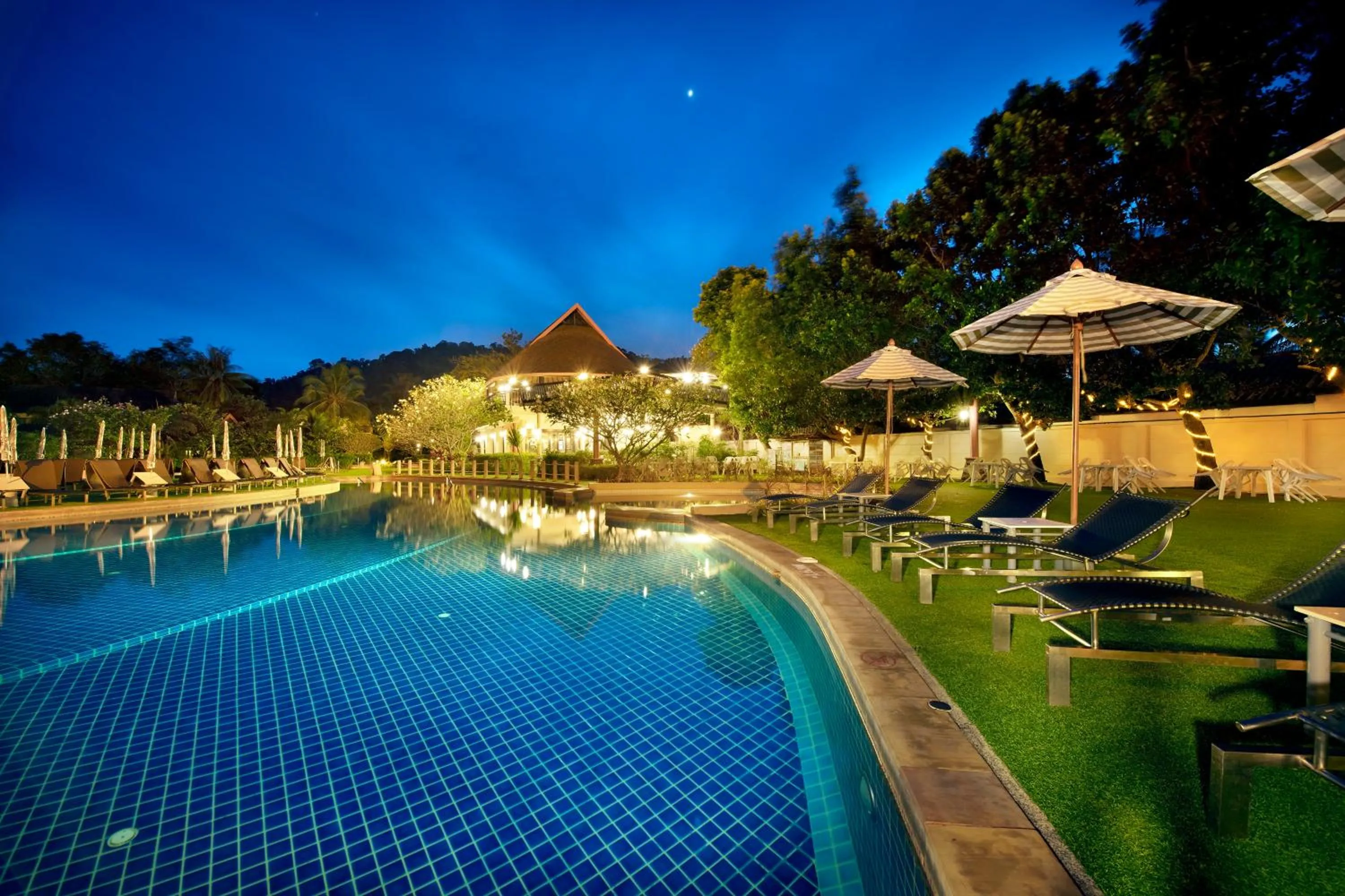 Swimming pool in Chada Lanta Beach Resort