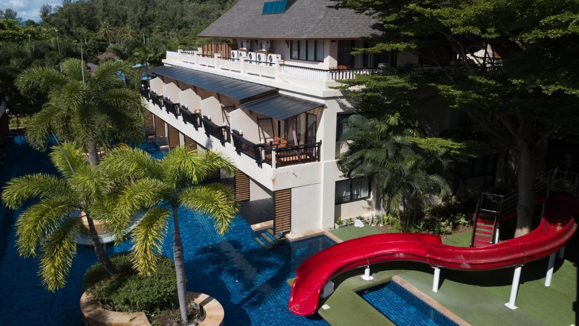 Swimming pool in Chada Lanta Beach Resort