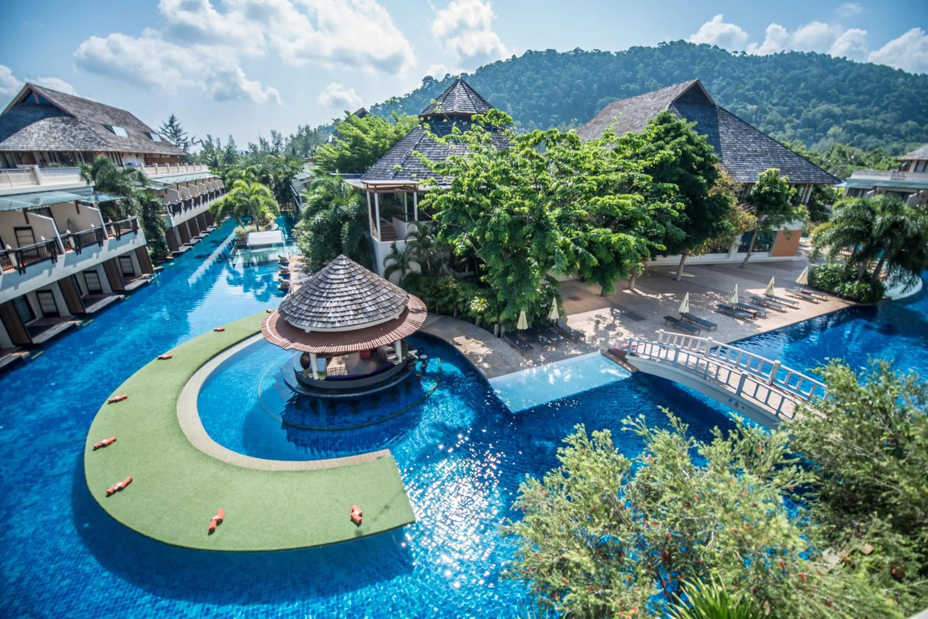 Swimming pool in Chada Lanta Beach Resort