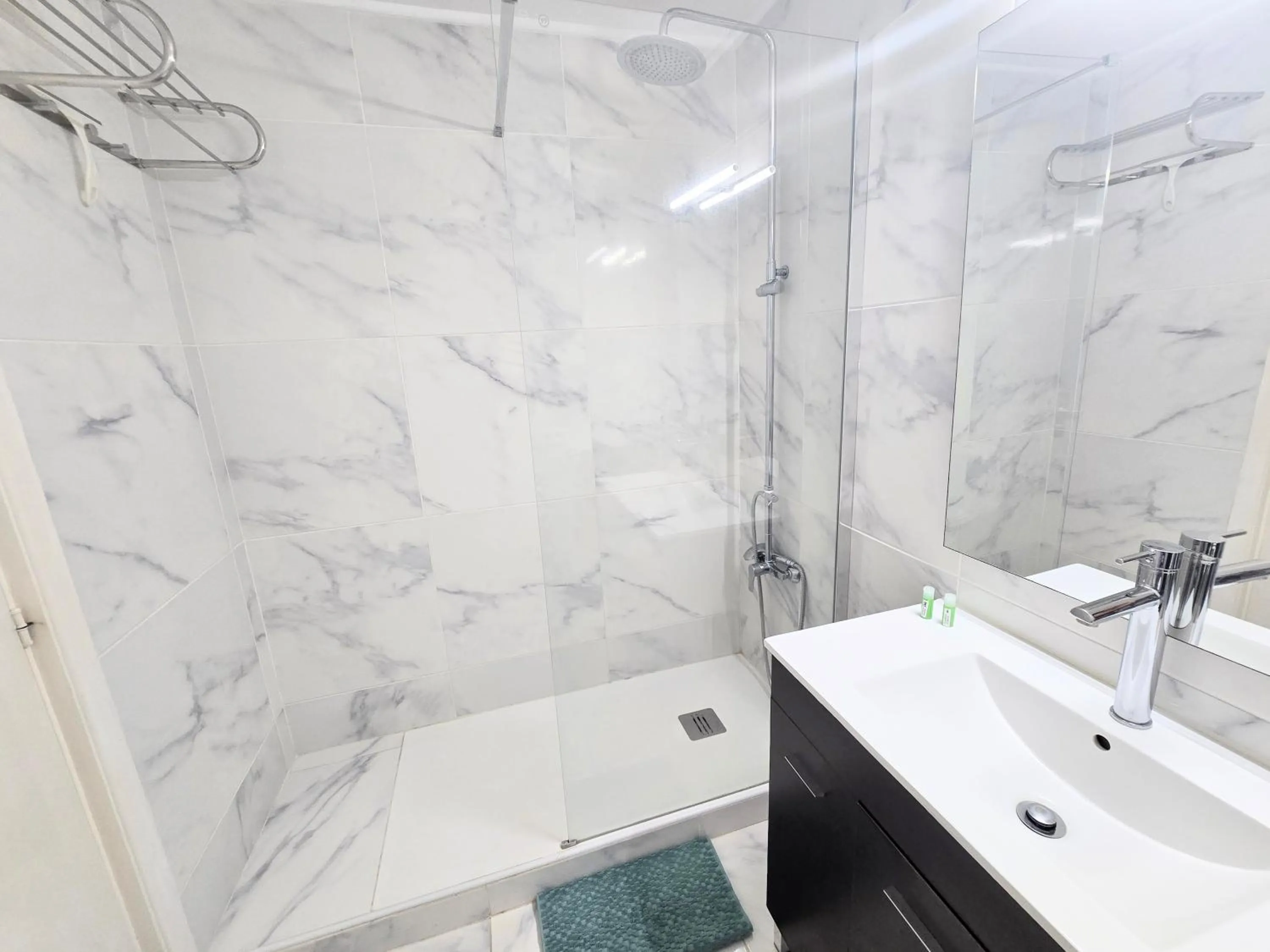 Shower in Port Royale