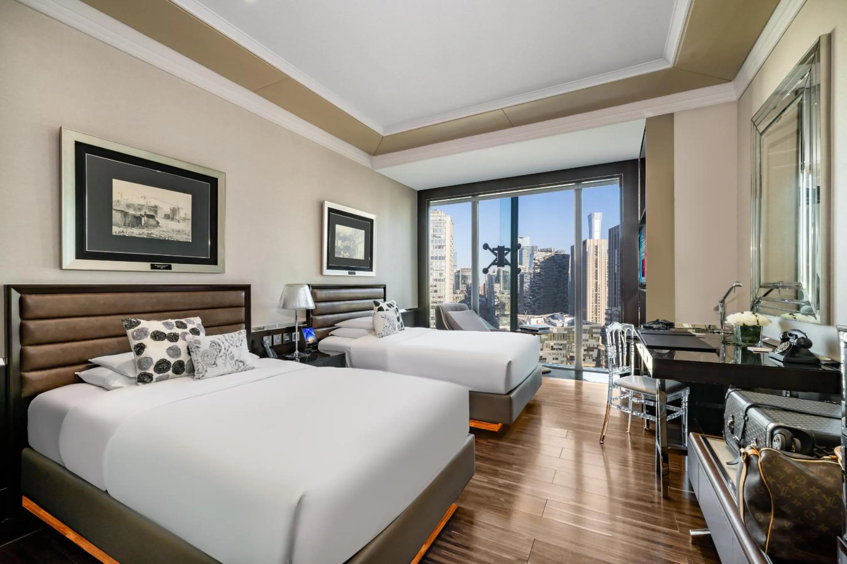 Deluxe Twin Room inclusive largest Salvador Dali collection in Hotel Éclat Beijing