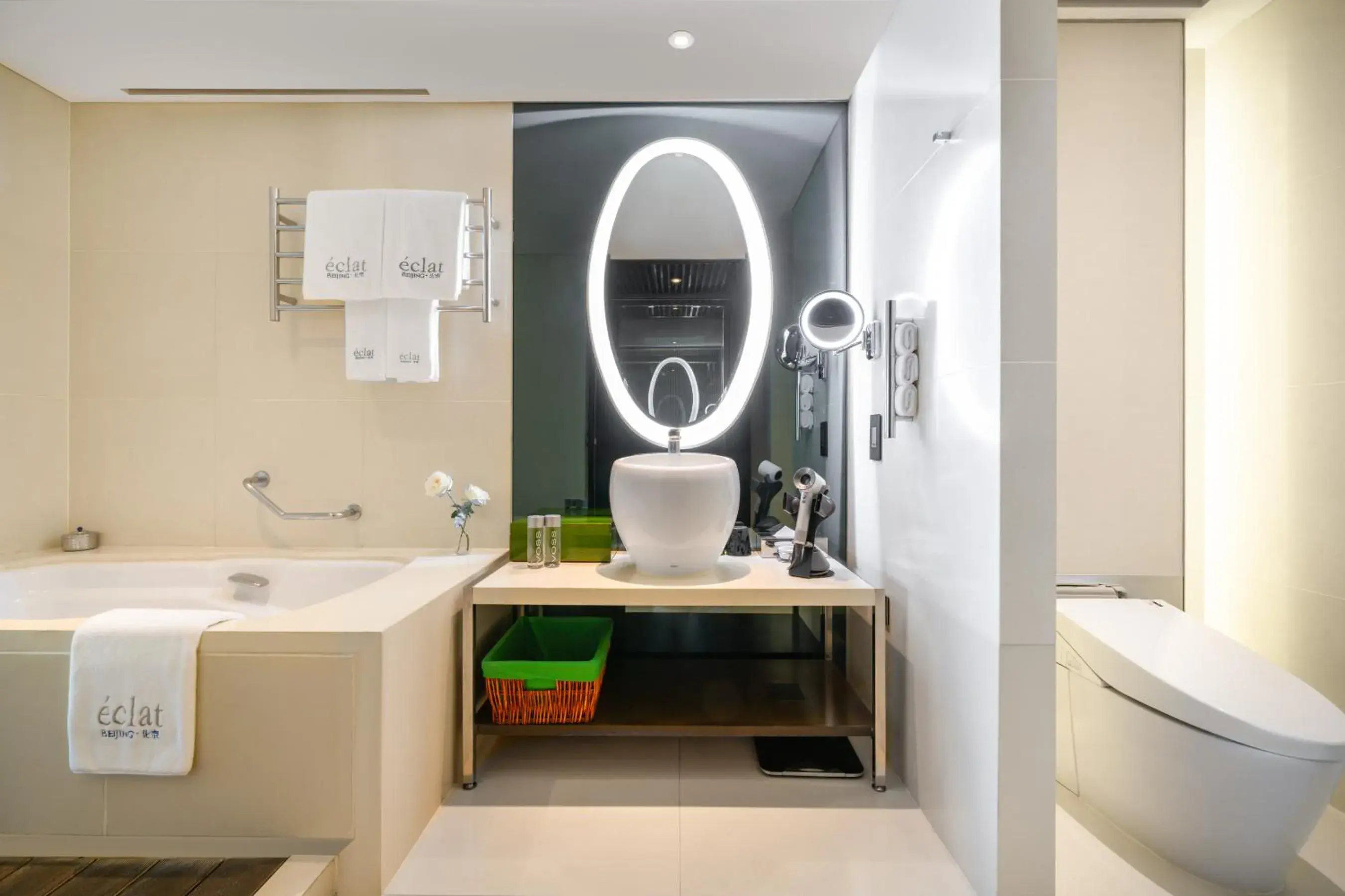 Deluxe King Room inclusive largest Salvador Dali collection in Hotel Éclat Beijing Deluxe King Room inclusive largest Salvador Dali collection in Hotel Éclat Beijing