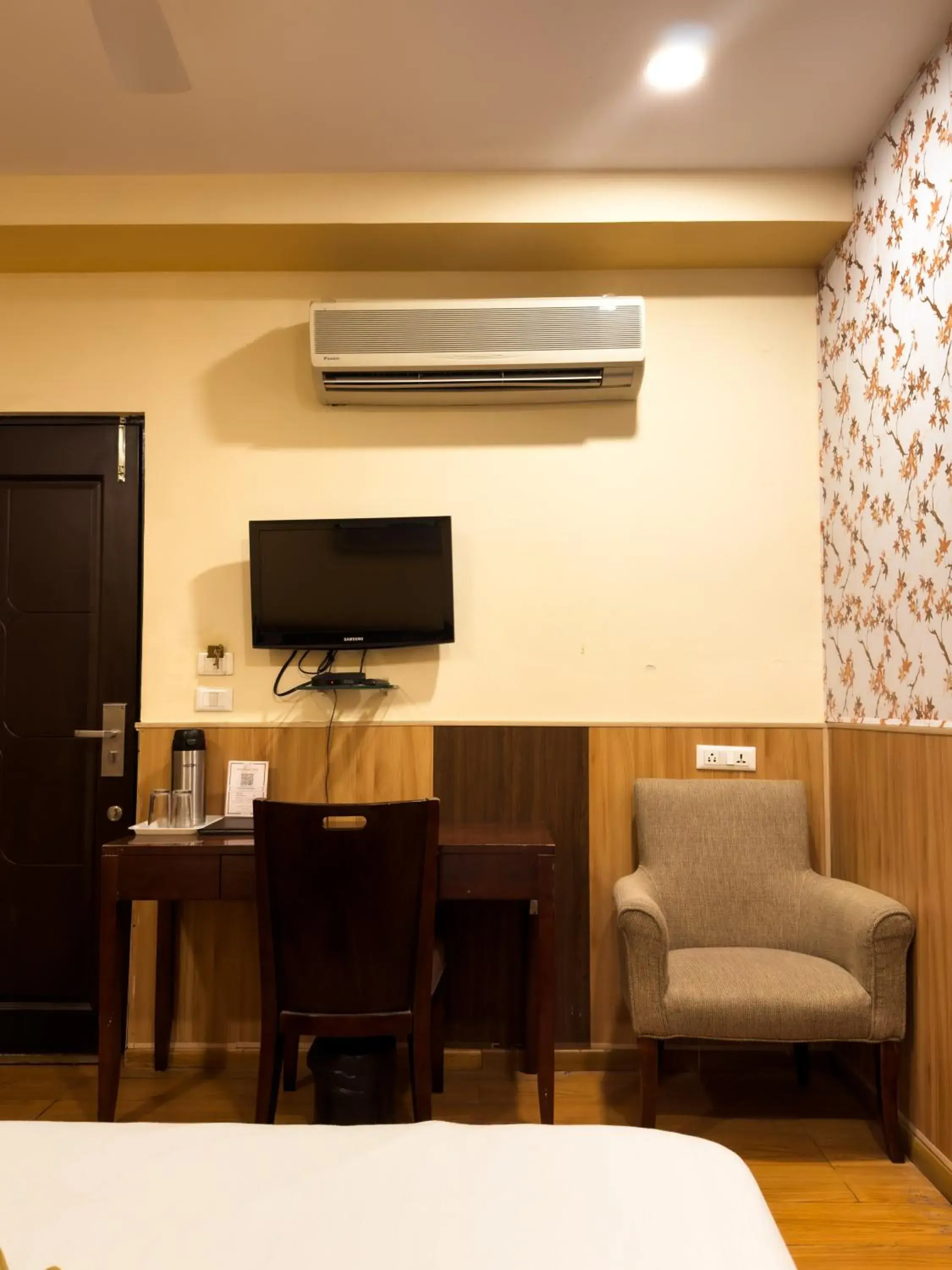 acessibility, Bed in Hotel Royal Palm - A Budget Hotel in Udaipur acessibility, Bed in Hotel Royal Palm - A Budget Hotel in Udaipur