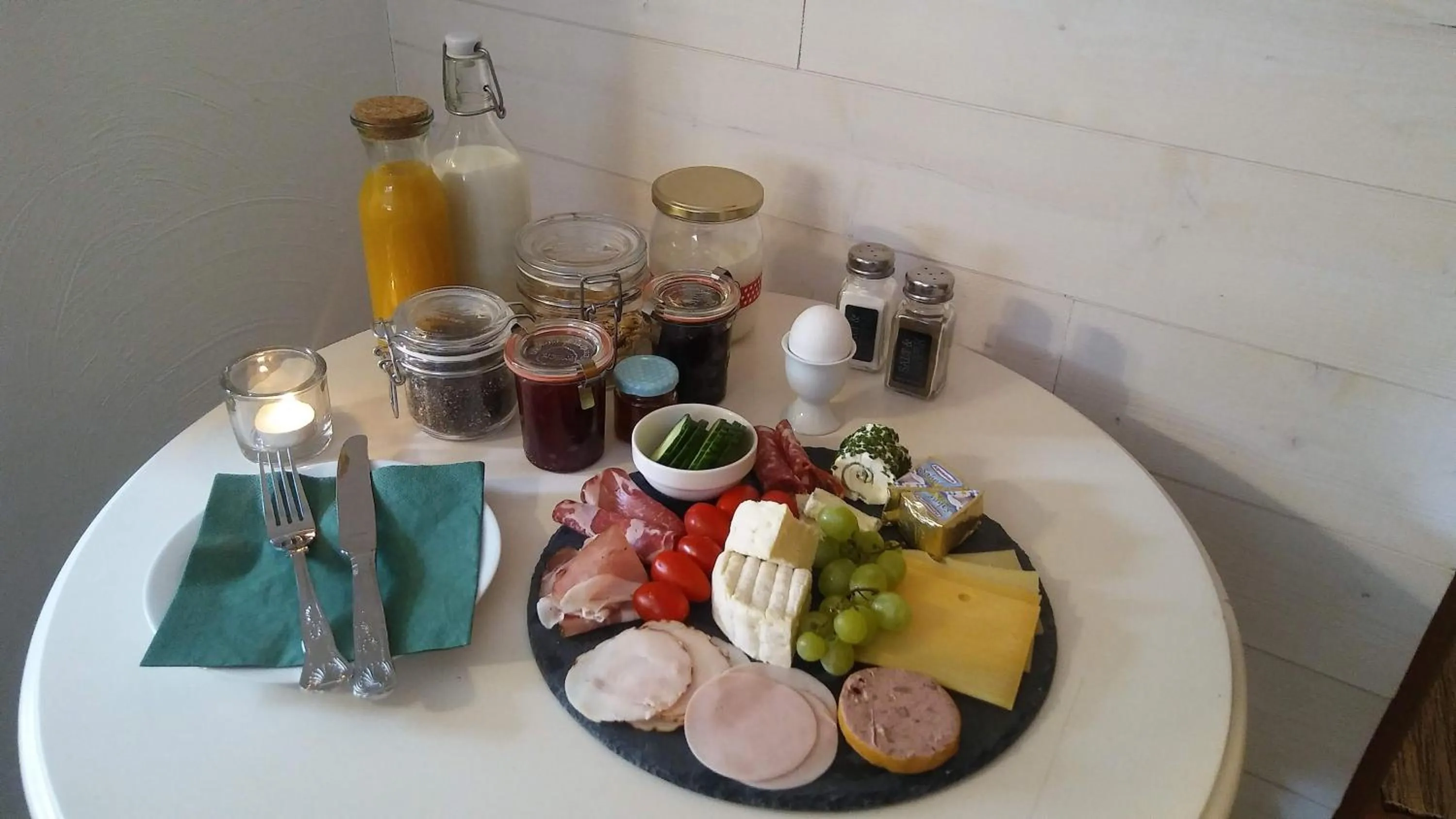 Breakfast in HIER & JETZT in Monschau City