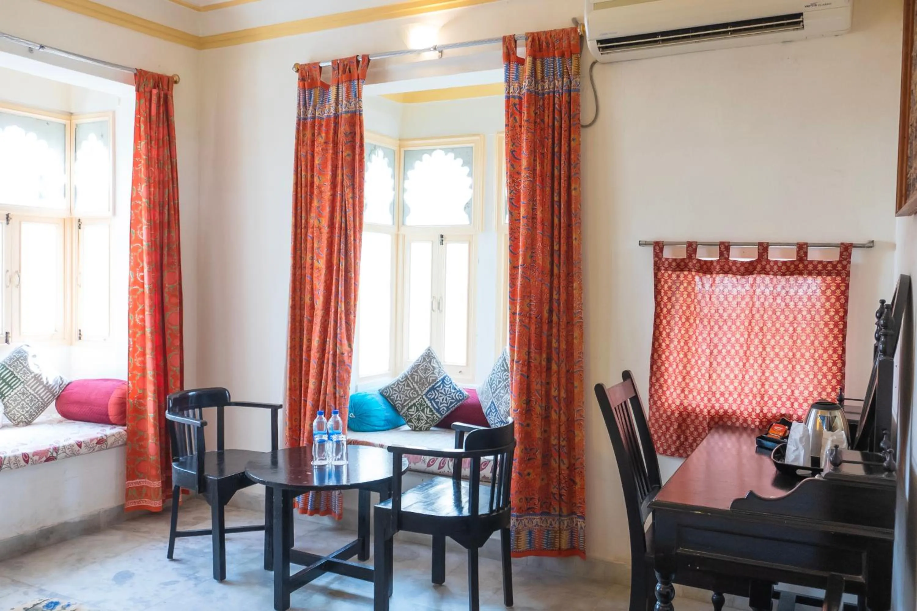 Seating area, Bed in Hotel Pratap Bhawan