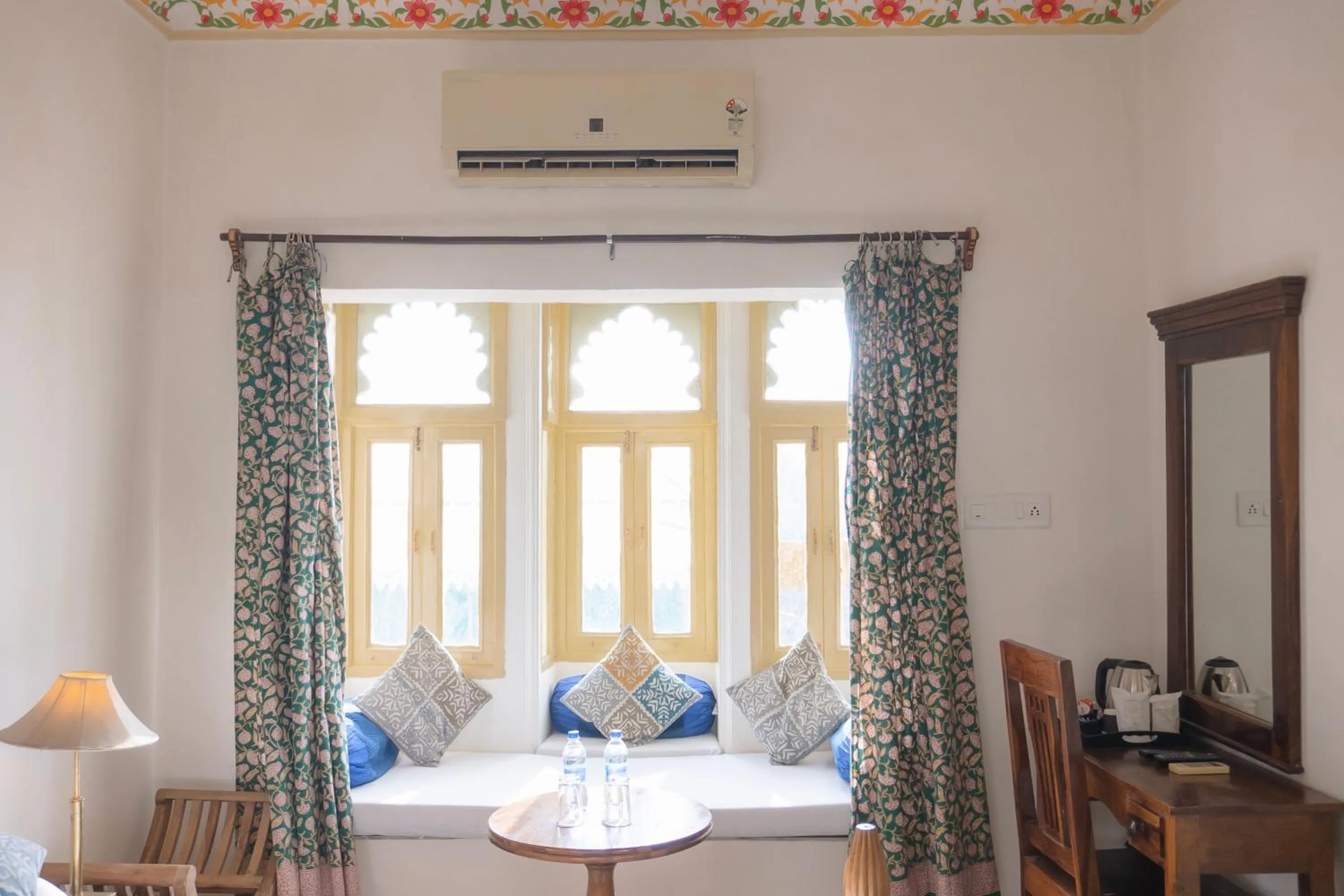 Seating area, Bed in Hotel Pratap Bhawan