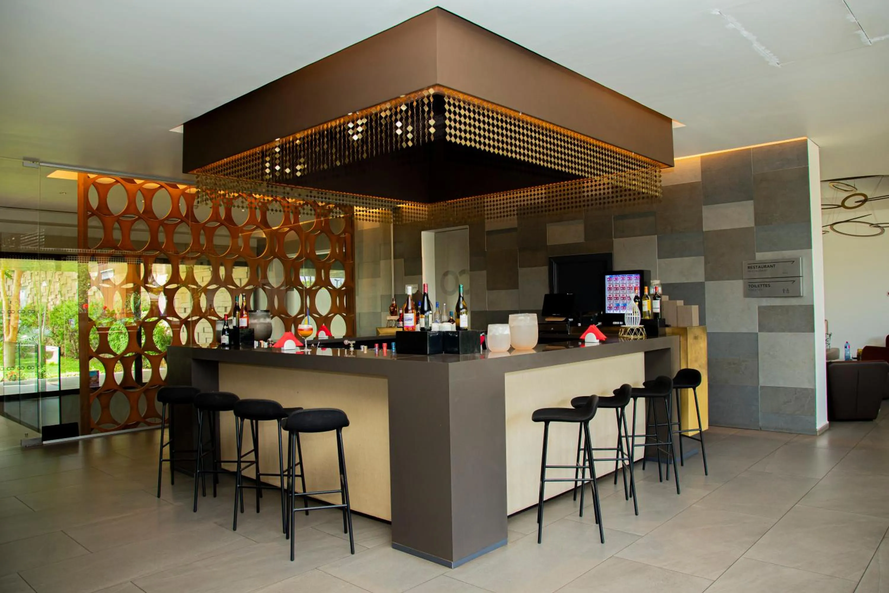 Lounge or bar in Noom Hotel Niamey