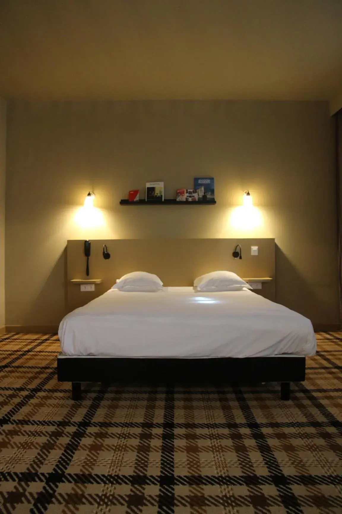 Bedroom, Bed in Hotel Beaulieu Lyon Charbonnières Bedroom, Bed in Hotel Beaulieu Lyon Charbonnières