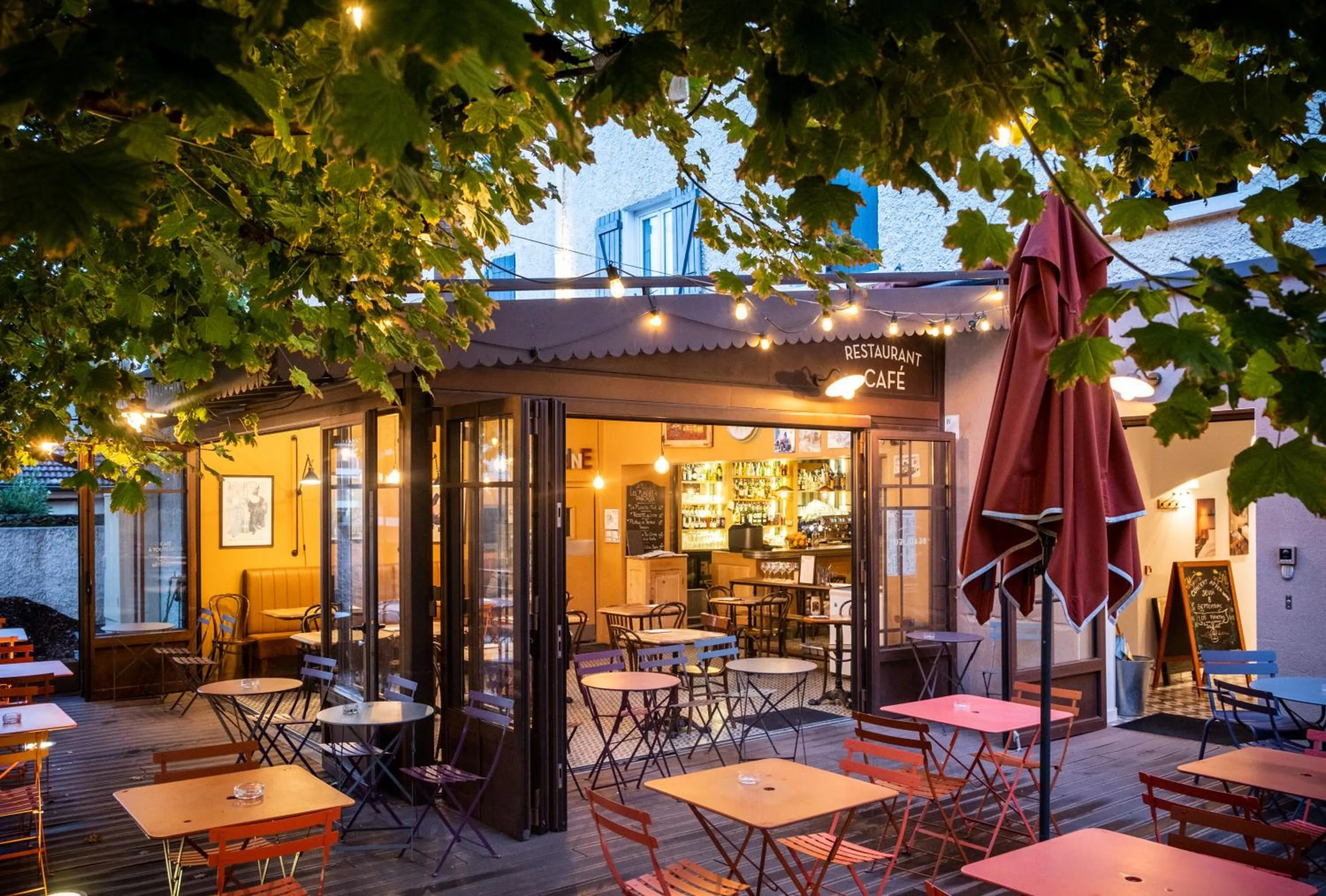 Patio in Hotel Beaulieu Lyon Charbonnières