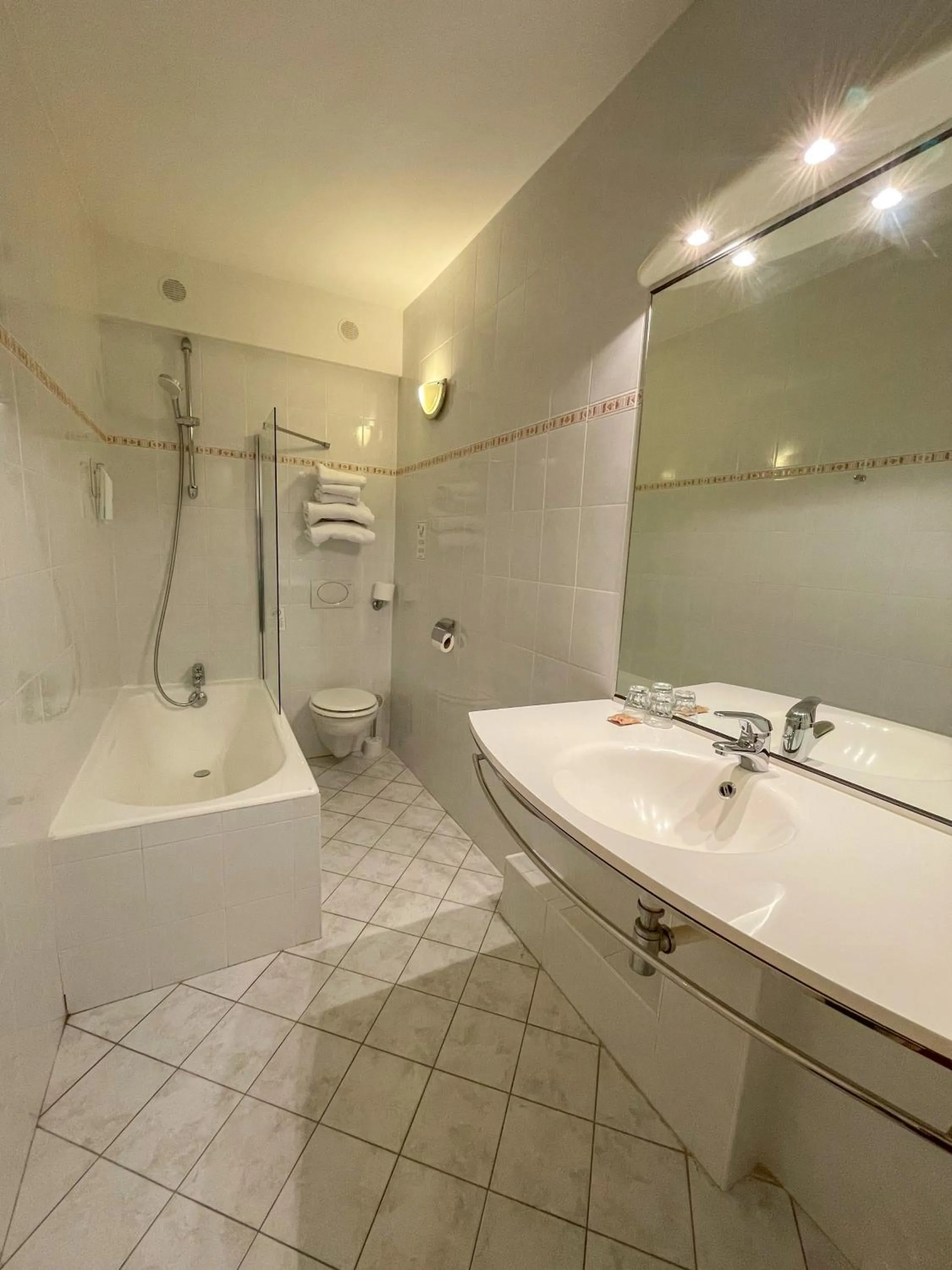 Bath in Hotel Beaulieu Lyon Charbonnières