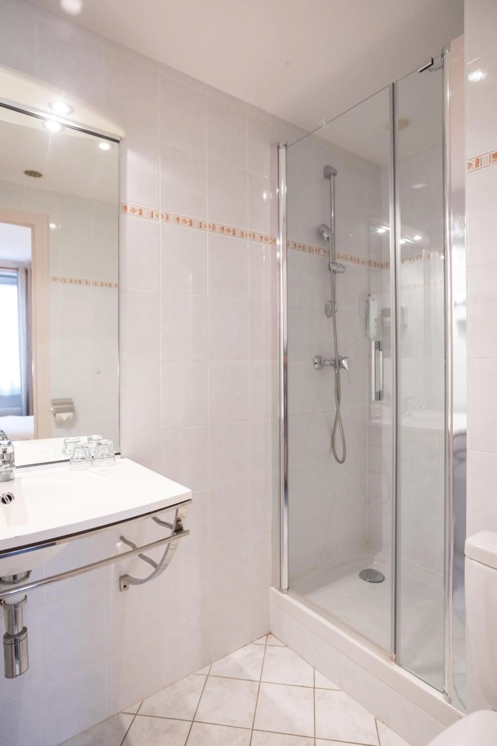 Shower in Hotel Beaulieu Lyon Charbonnières