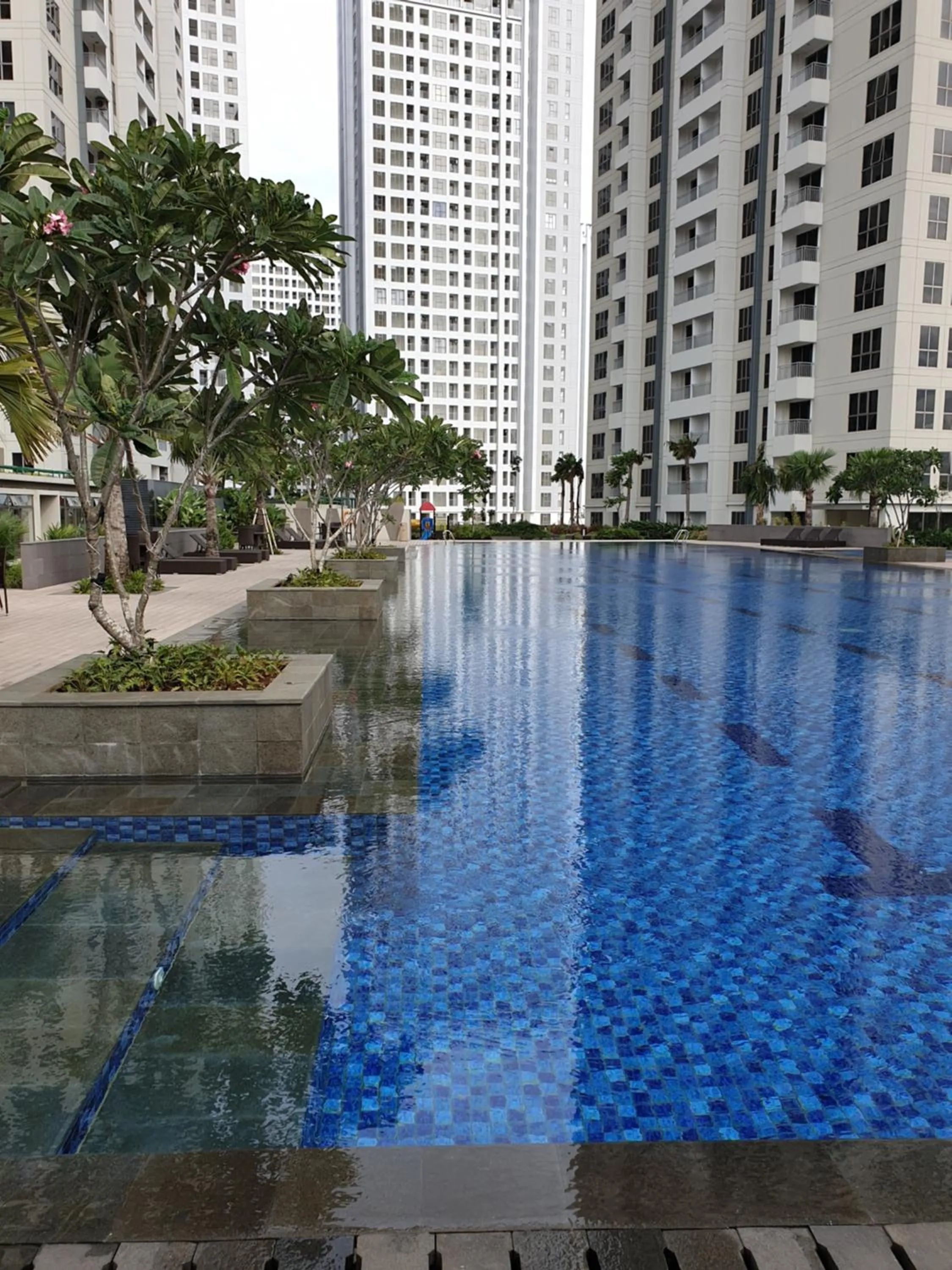 Swimming pool in M-Town Signature Gading Serpong by J`s Luxury Apartment
