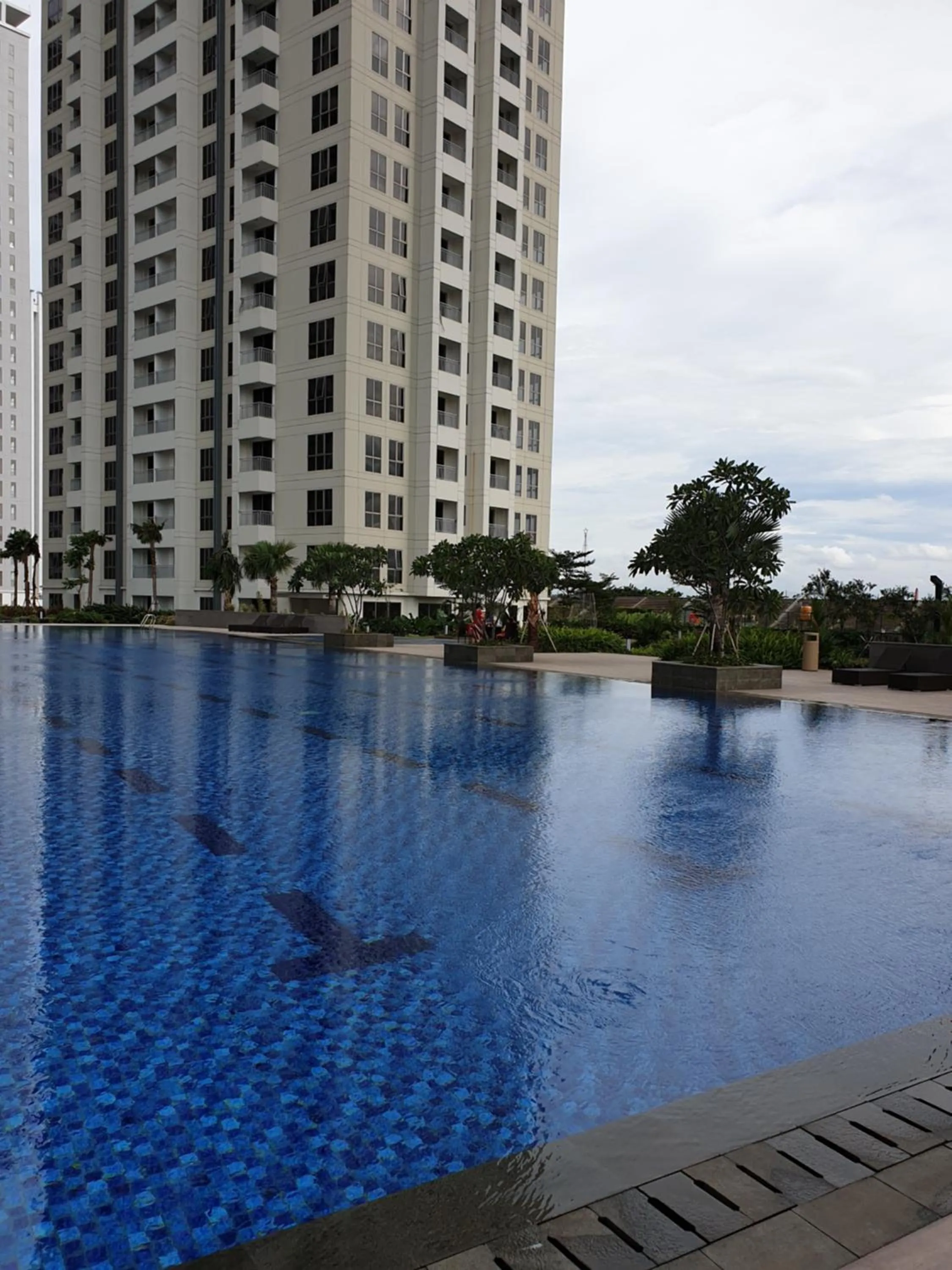 Swimming pool in M-Town Signature Gading Serpong by J`s Luxury Apartment