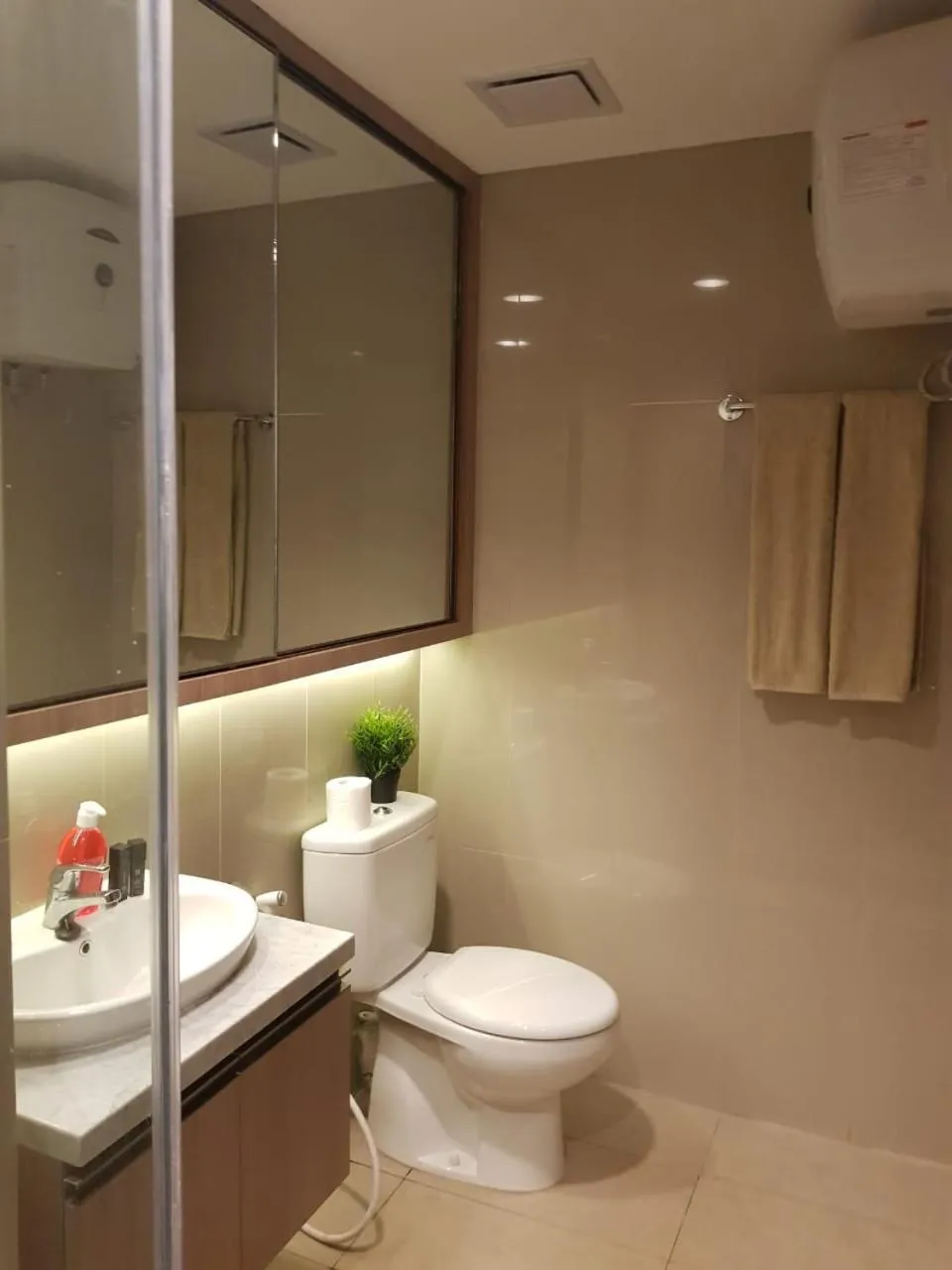 Toilet in M-Town Signature Gading Serpong by J`s Luxury Apartment