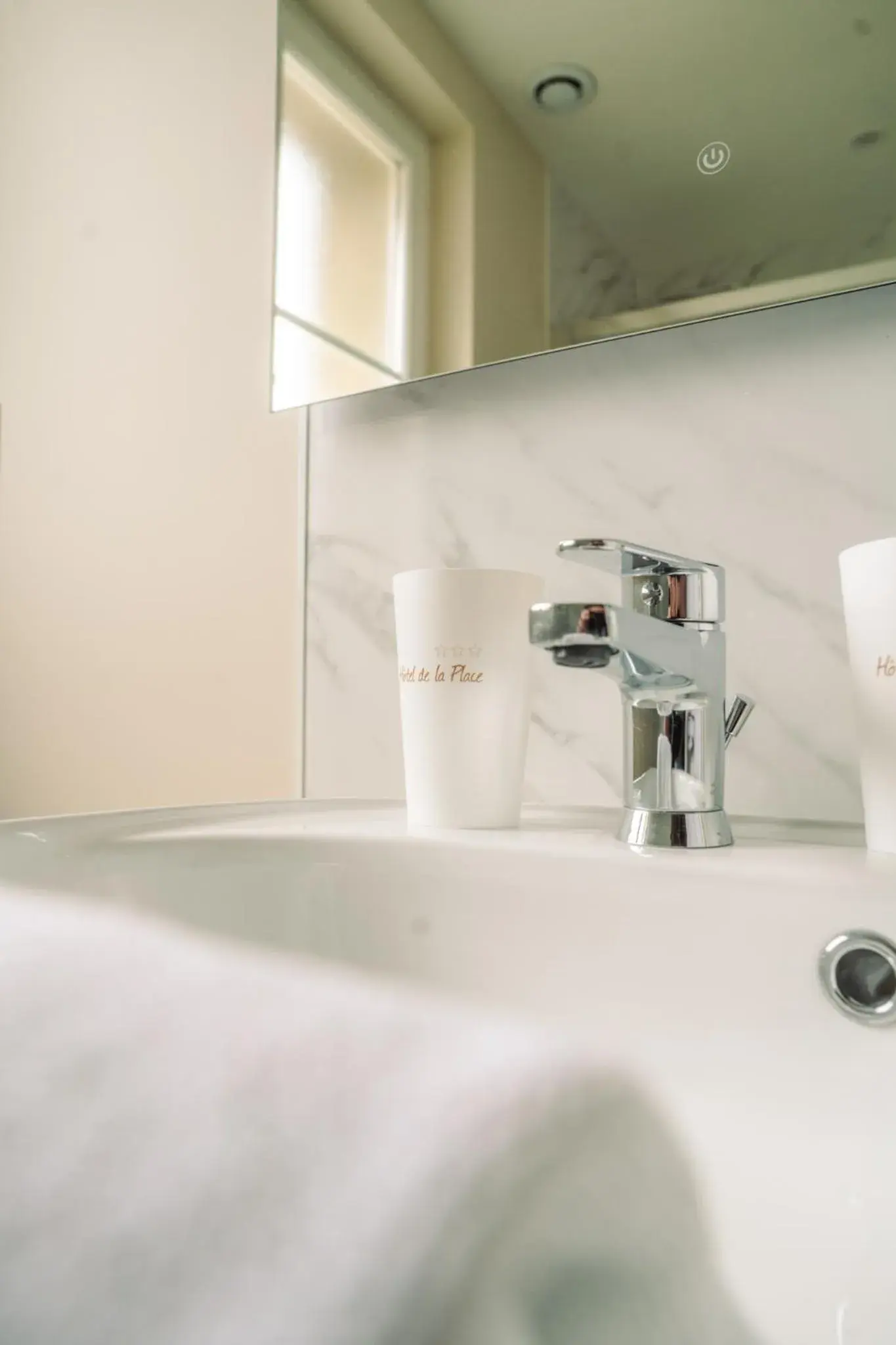 Bathroom, Bed in LOGIS -Hotel & Restaurant de la Place Bathroom, Bed in LOGIS -Hotel & Restaurant de la Place