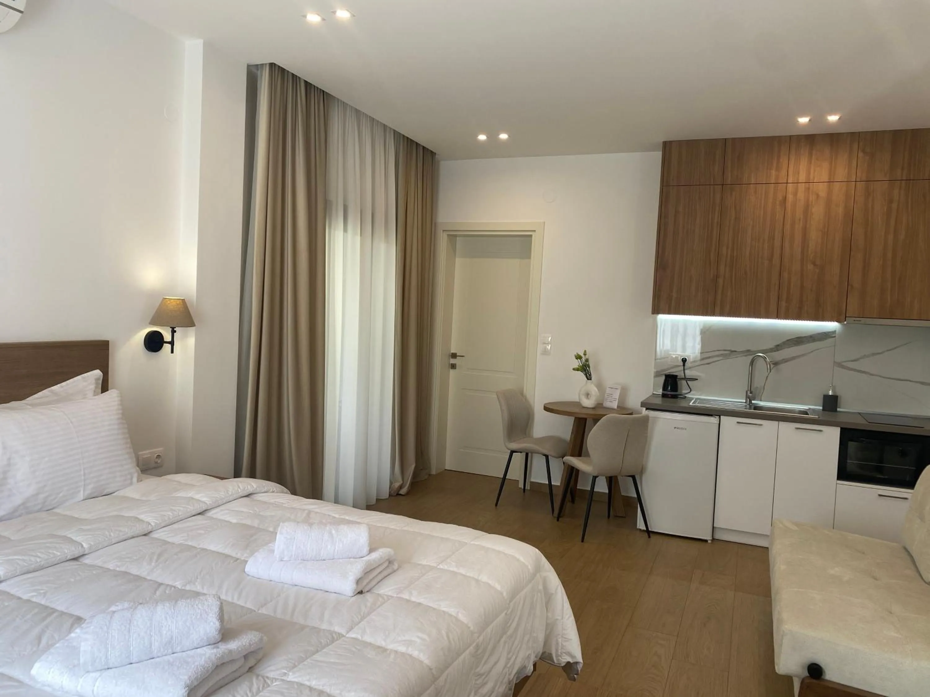 Bed in Lithos
